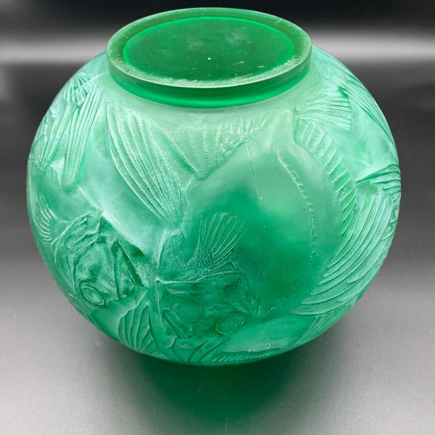 Moulé Un vert Art Déco  Vase Poisson de R.Lalique  en vente