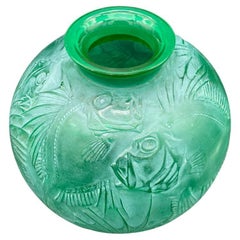 ein Art-Déco-Grün  Glasvase Poisson aus Glas von R.Lalique