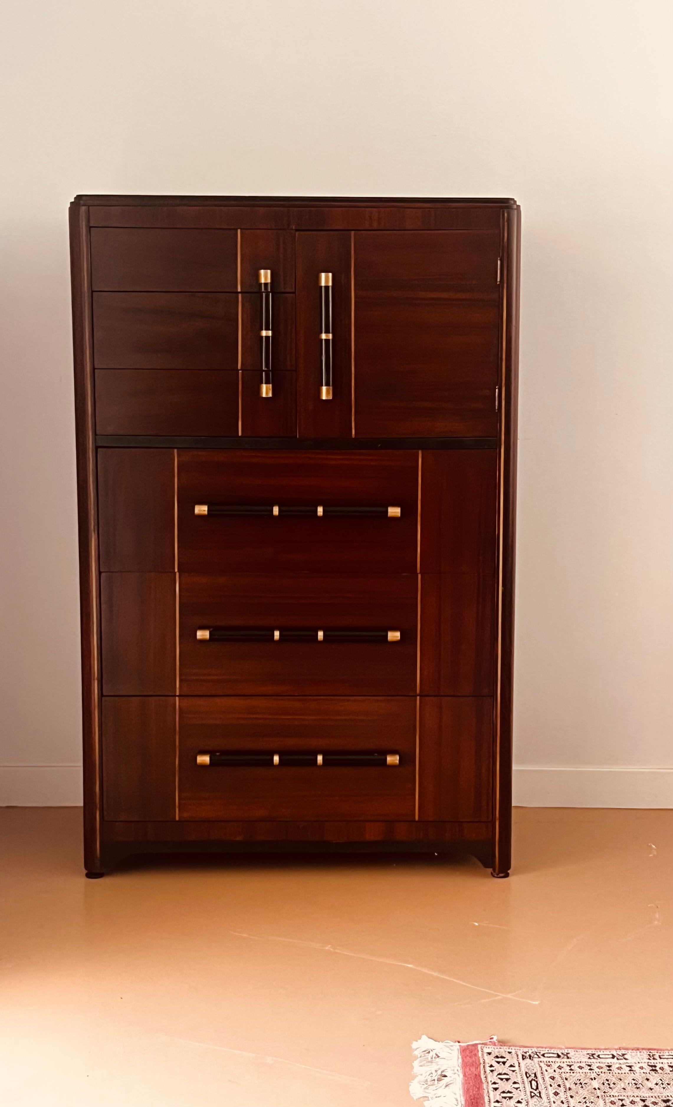 Eine seltene und einzigartige Art Deco Nussbaumholz sieben Schubladen groß Junge / Highboy / Kommode / chifferobe mit vergoldeten und ebonisiert Holz Detail, Anfang des 20. Keine Signatur auf diesem atemberaubenden Beispiel für das Design des début