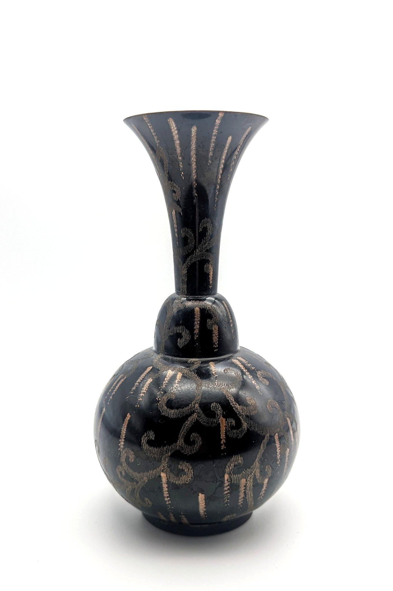 Eine Art Deco Ikora Vase 29/22 hergestellt ca. 1925 von der W.M.F. in Geislingen. Ein deutsches Dinanderie-Schiff auf der Höhe der Zeit der wilden 1920er Jahre. Mit der Turmmarke versehen und gut dokumentiert: Vgl. Carlo Burschel + Heinz Scheiffele,