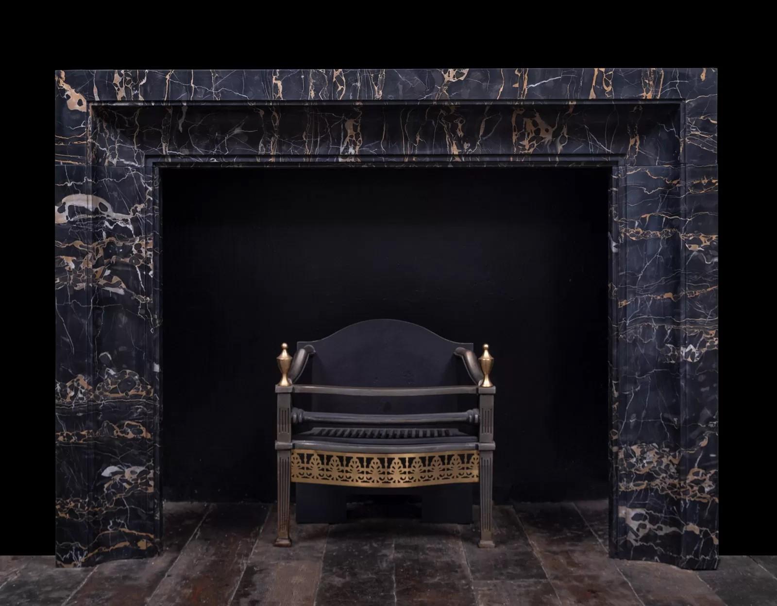 Un entourage de cheminée d'inspiration Art déco, réalisé dans un superbe marbre semi-précieux Nero Portoro par Ryan and Smith.

Avec des marques vibrantes qui vont dans le sens de l'ouverture du foyer.

Le Nero Portoro est un marbre italien extrait