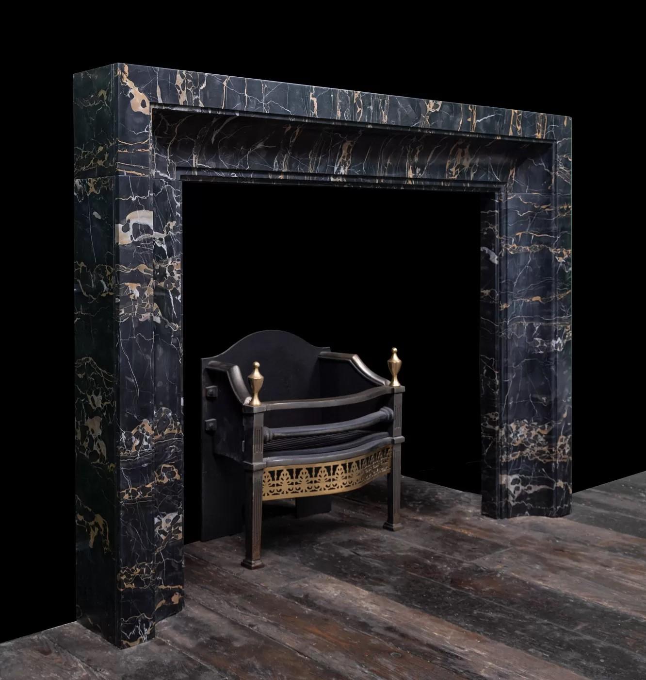 Irlandais du Nord Cheminée d'inspiration Art déco en Nero Portoro semi-précieux de Ryan and Smith en vente