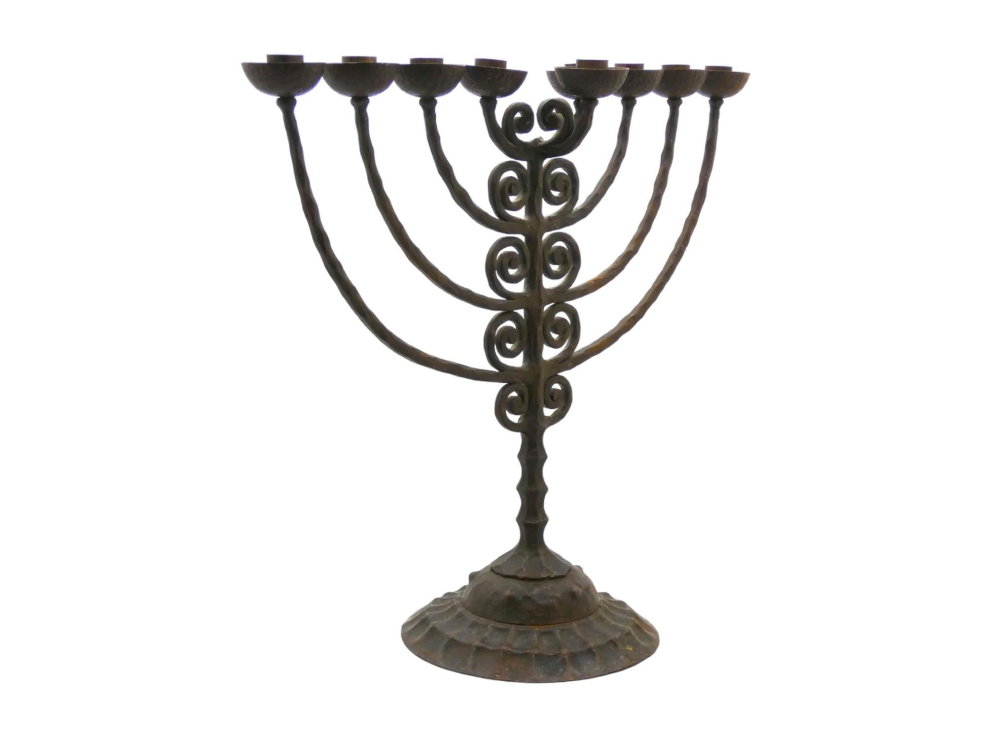 Questa menorah di Hanukkah in ferro Art Deco, proveniente dalla Francia nel 1925 circa, combina l'estetica snella e geometrica, l'artigianato di alta qualità e il design innovativo del periodo Art Deco con le ricche tradizioni del rito