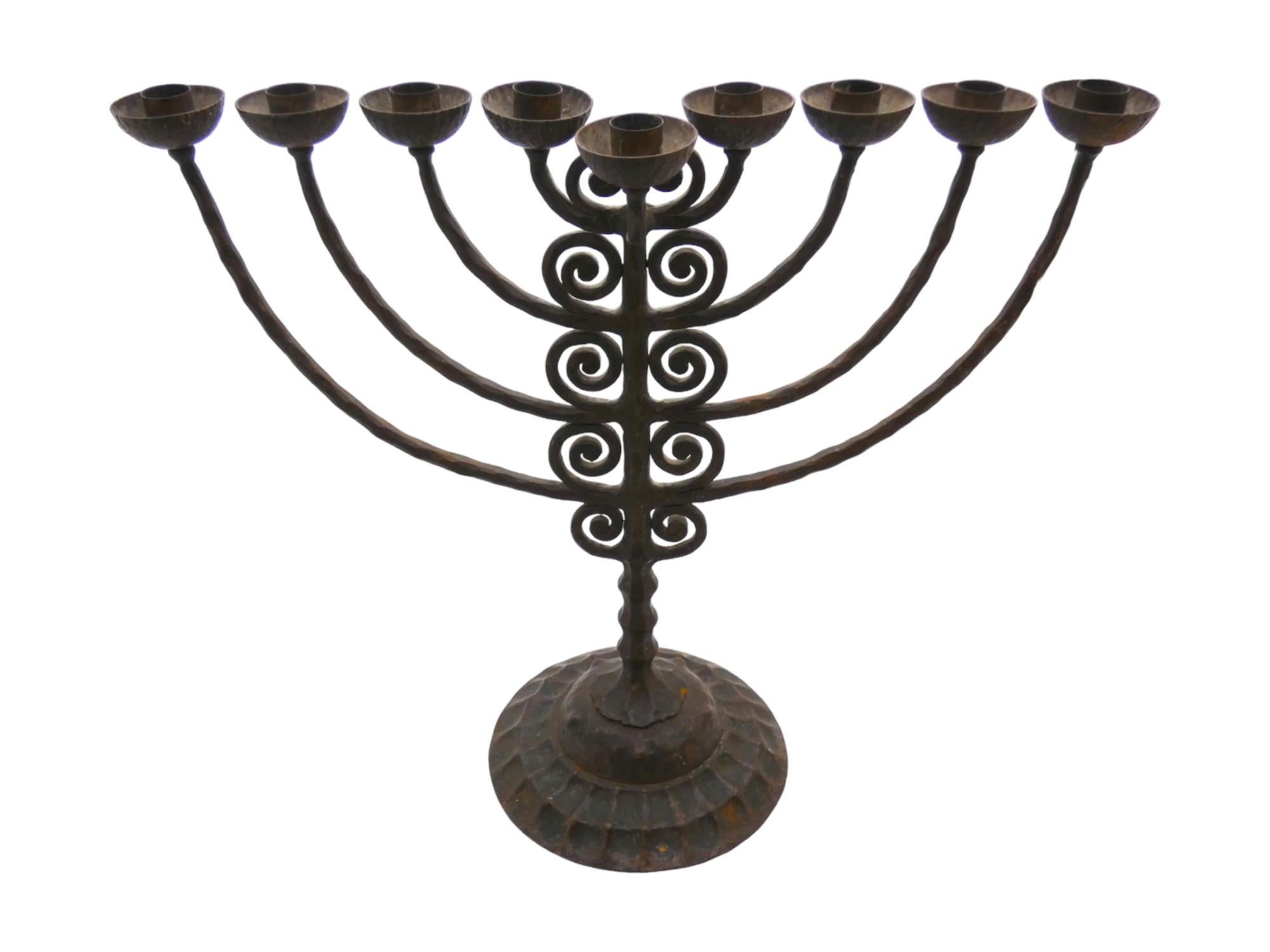 Menorah di Hanukkah in ferro Art Deco, Francia, CIRCA 1925 In condizioni buone in vendita a New York, NY
