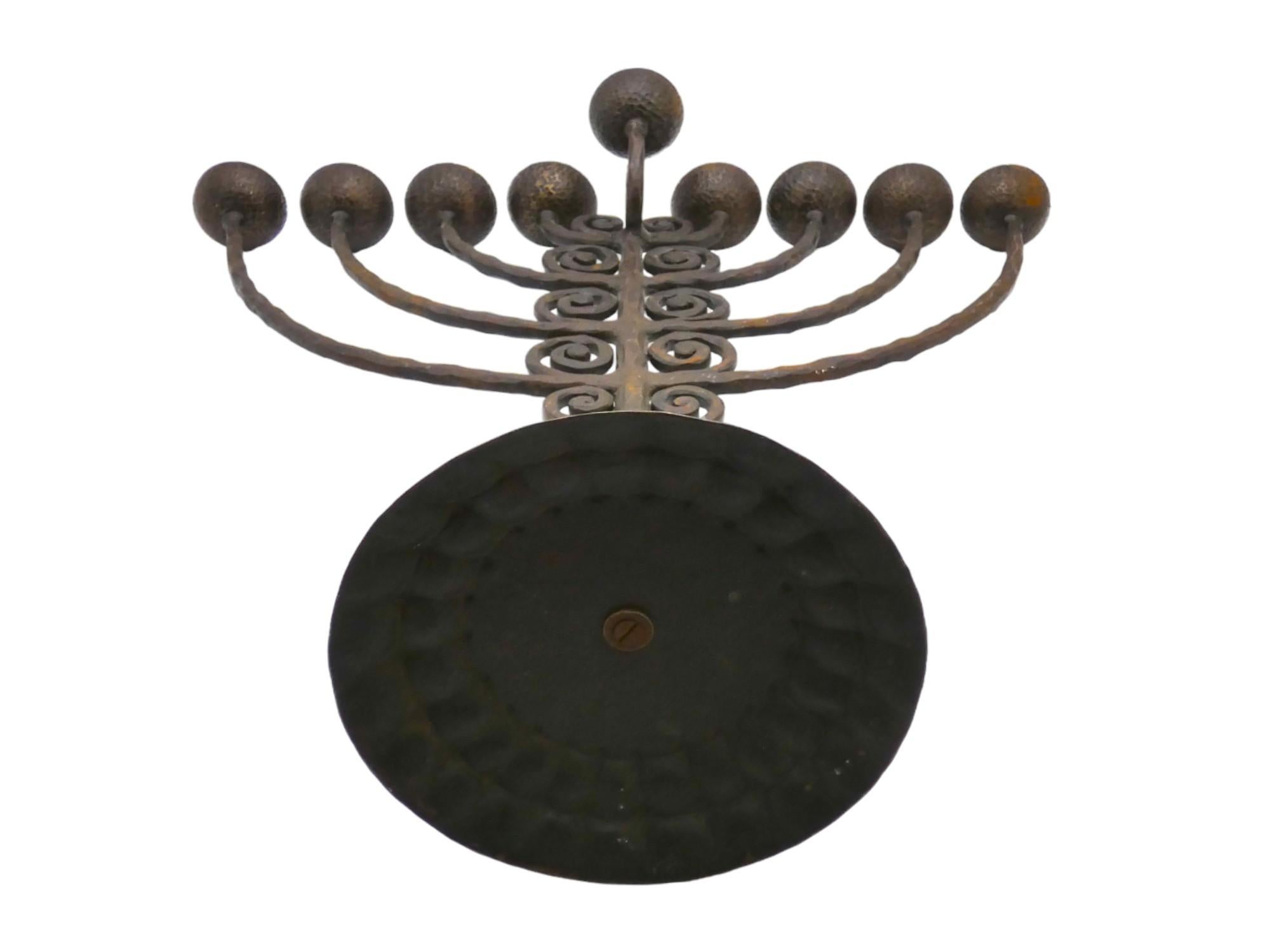 Inizio XX secolo Menorah di Hanukkah in ferro Art Deco, Francia, CIRCA 1925 in vendita