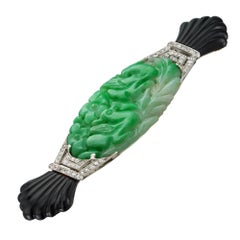 Un broche Art Déco de jade, ónix y diamantes