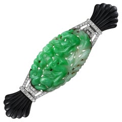 Un broche Art Déco de jade, ónix y diamantes
