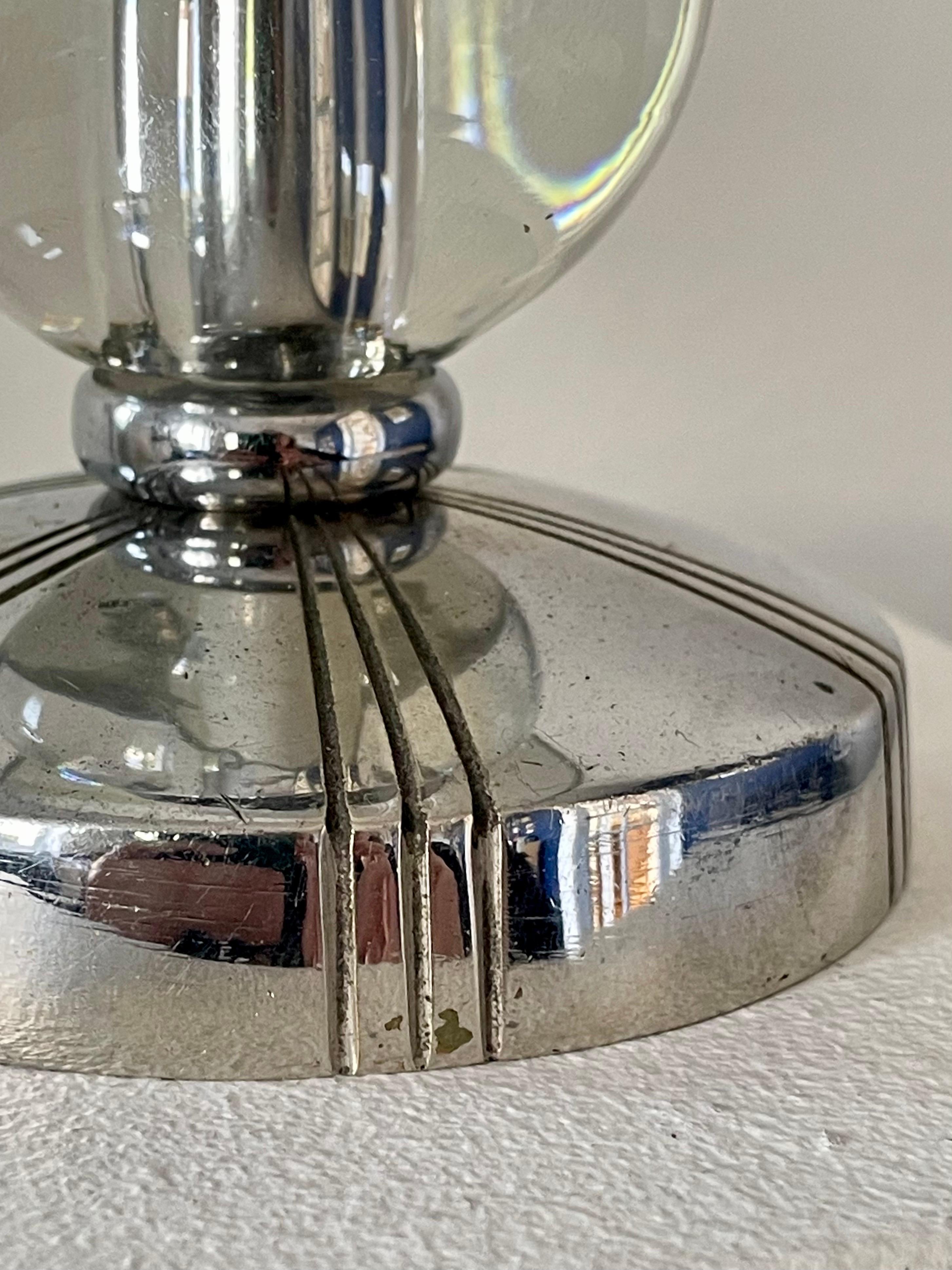 An Art Deco lamp Brass and glass - France - 1930 In Good Condition For Sale In SOTTEVILLE-LÈS-ROUEN, FR