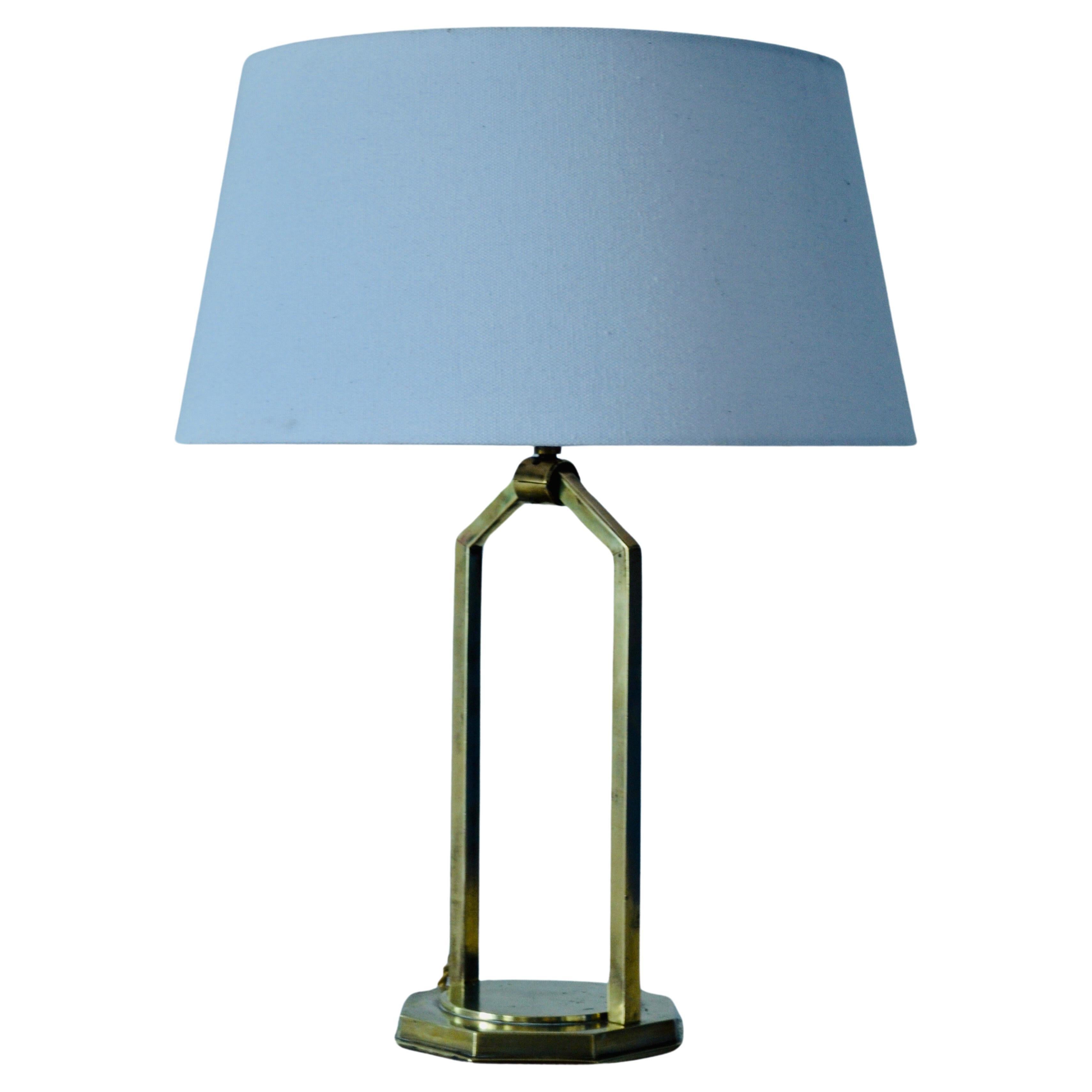 Un'elegante lampada Art Deco realizzata in ottone e bronzo, risalente agli anni '30 e prodotta in Francia. Questo pezzo unico è caratterizzato da una base esagonale, progettata appositamente per mettere in mostra un oggetto prezioso. È stata
