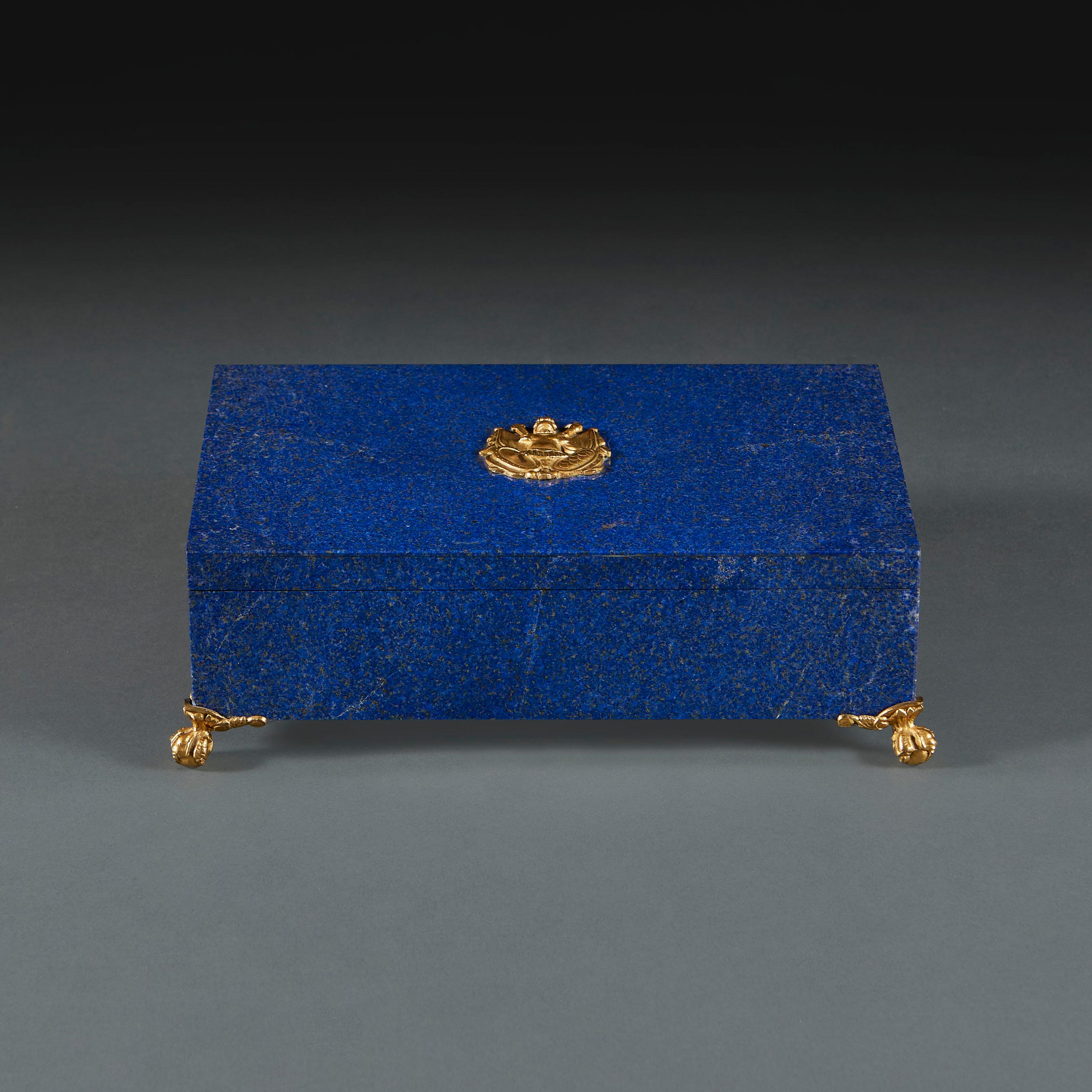 France, vers 1930

Magnifique coffret Art déco du début du XXe siècle en lapis-lazuli, dont l'intérieur est tapissé d'ardoise noire, avec un trophée de Marshall sur le dessus et des montures en bronze doré, le tout reposant sur des pieds en forme de