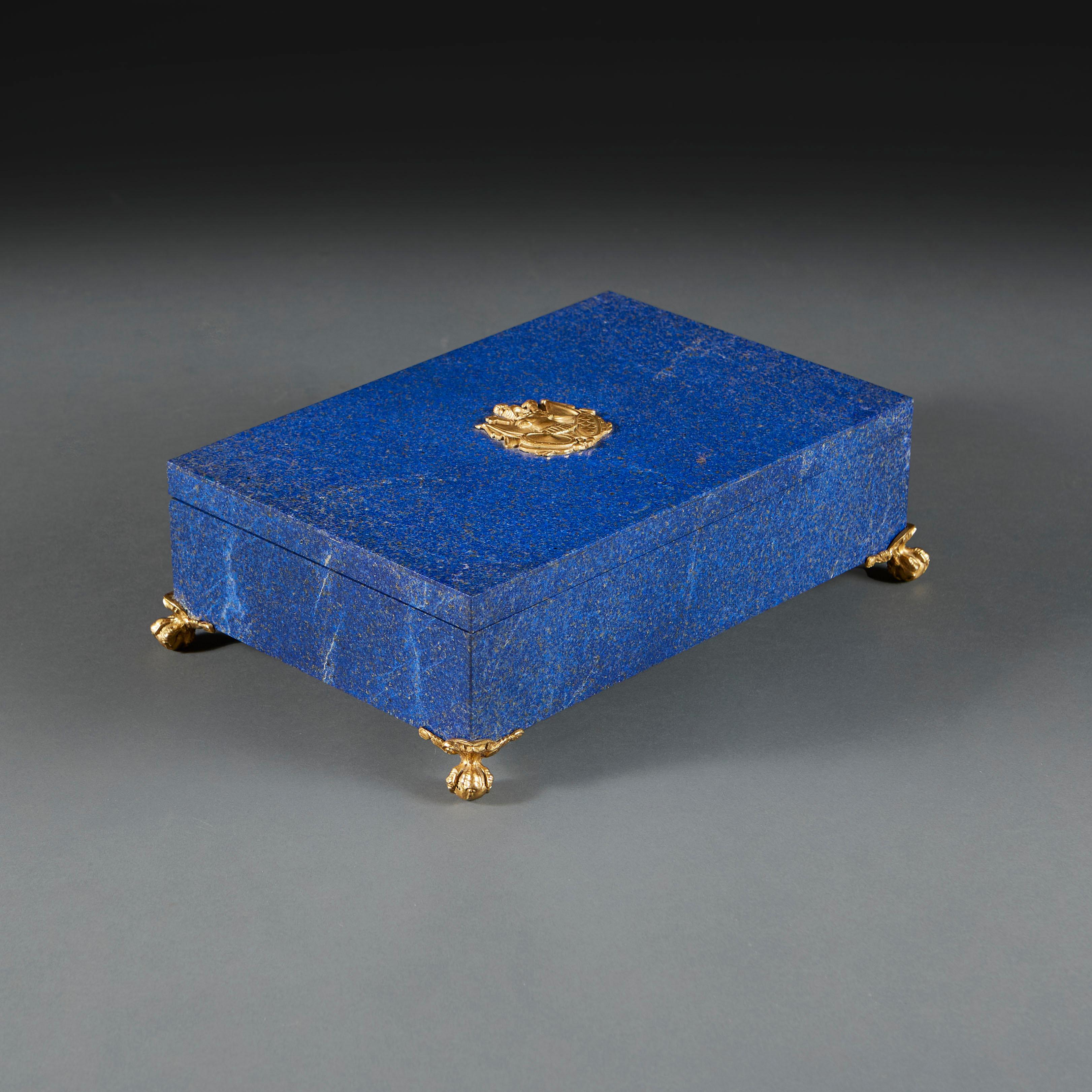Français Un coffret Art Déco Lapiz Lazuli et bronze doré en vente
