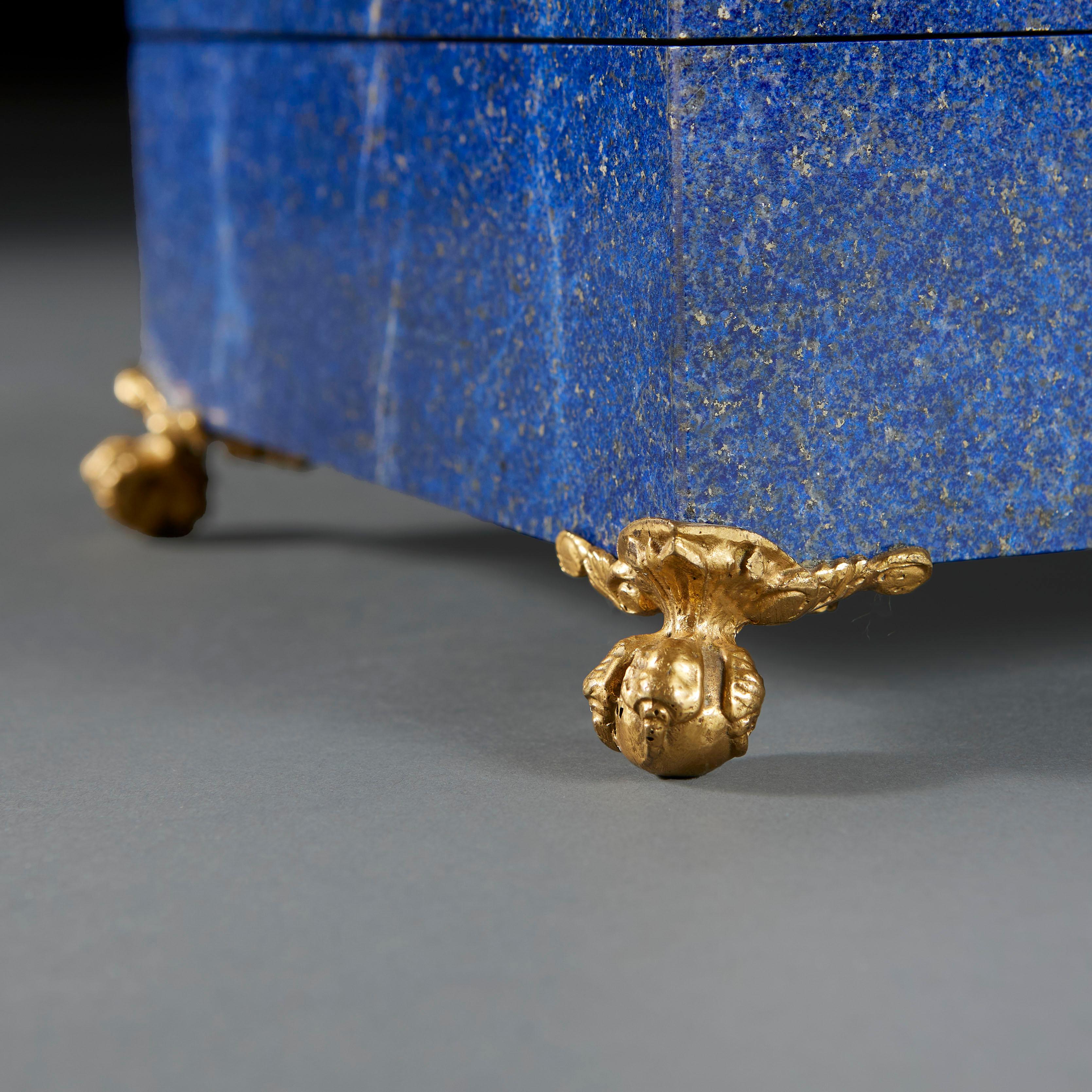 Eine Art Deco-Schatulle aus Lapiz Lazuli und vergoldeter Bronze im Zustand „Gut“ im Angebot in London, GB