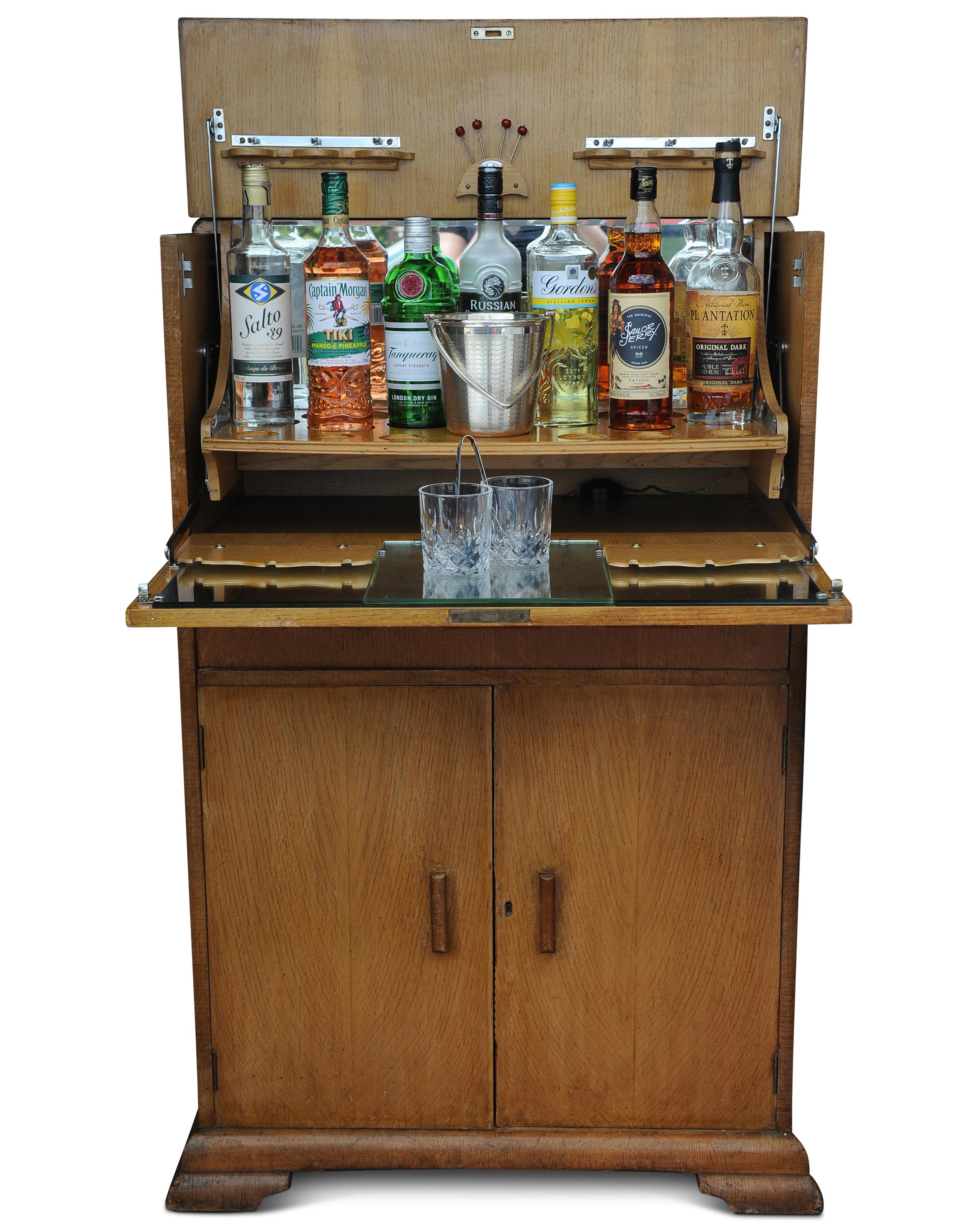 Ein luxuriöser Art-Deco-Cocktailschrank mit zwei eingebauten Lights aus Chrom von Al-Wyn im Angebot 1