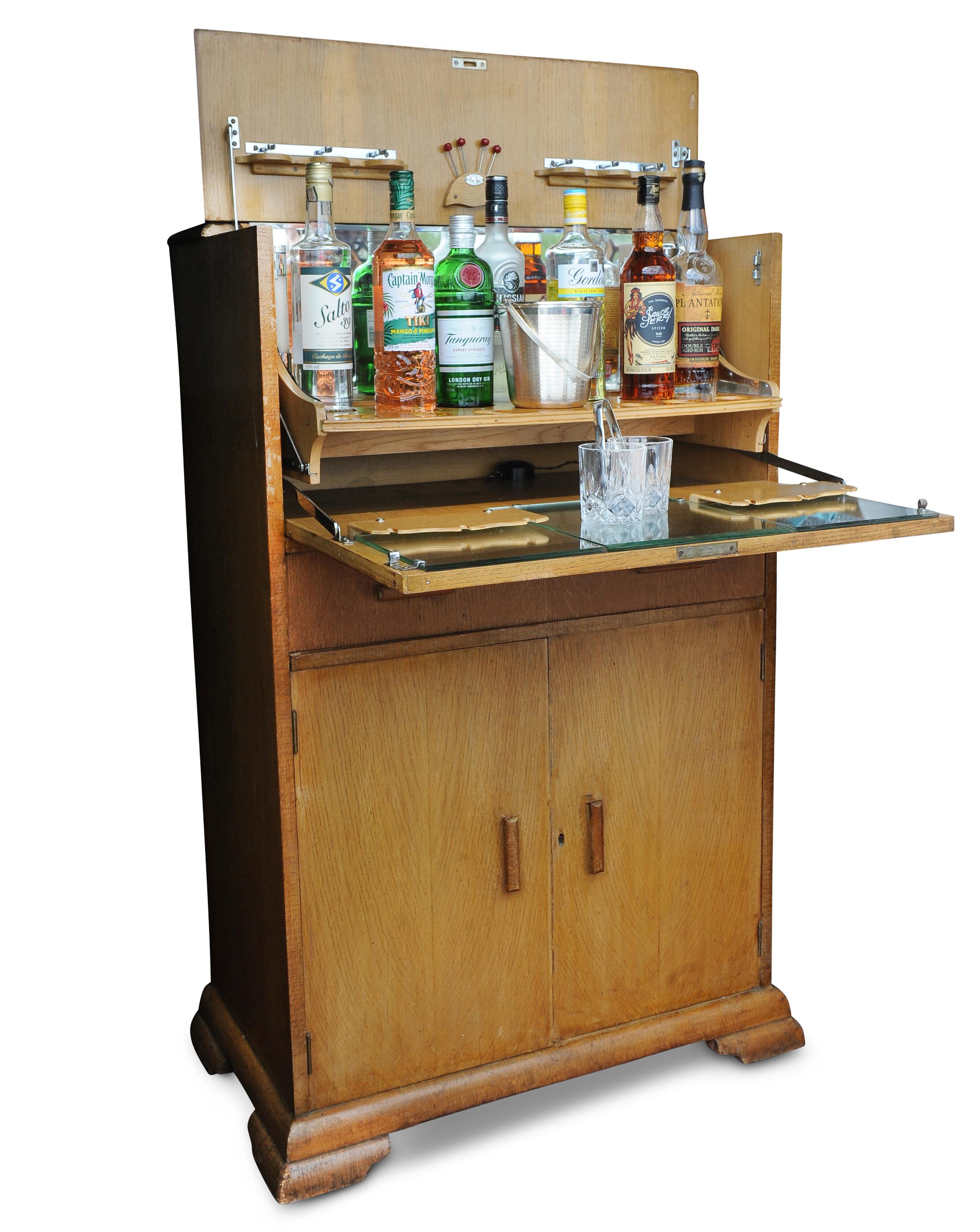 Ein luxuriöser Art-Deco-Cocktailschrank mit zwei eingebauten Lights aus Chrom von Al-Wyn (Art déco) im Angebot