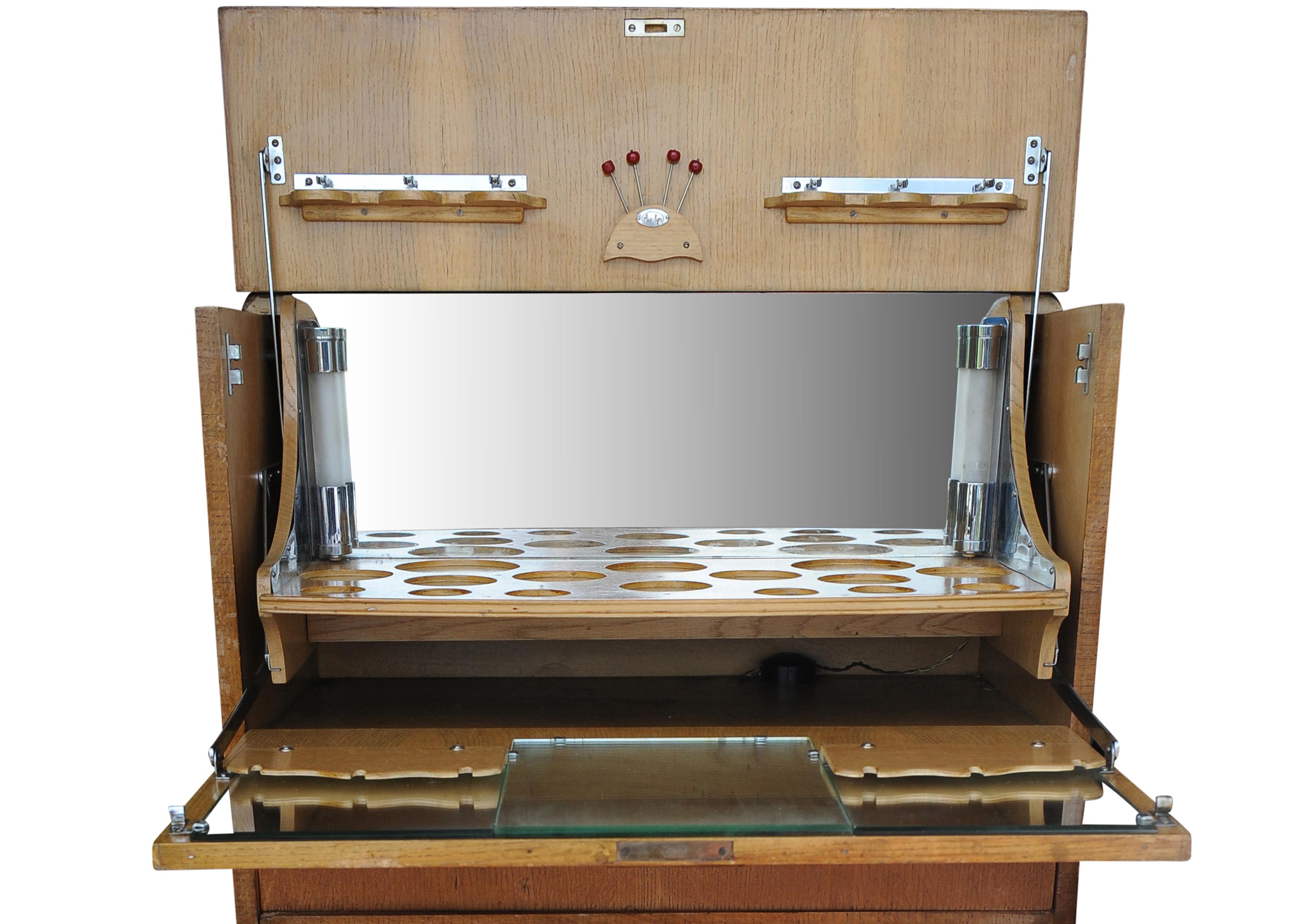Ein luxuriöser Art-Deco-Cocktailschrank mit zwei eingebauten Lights aus Chrom von Al-Wyn im Zustand „Gut“ im Angebot in Reading, Berkshire