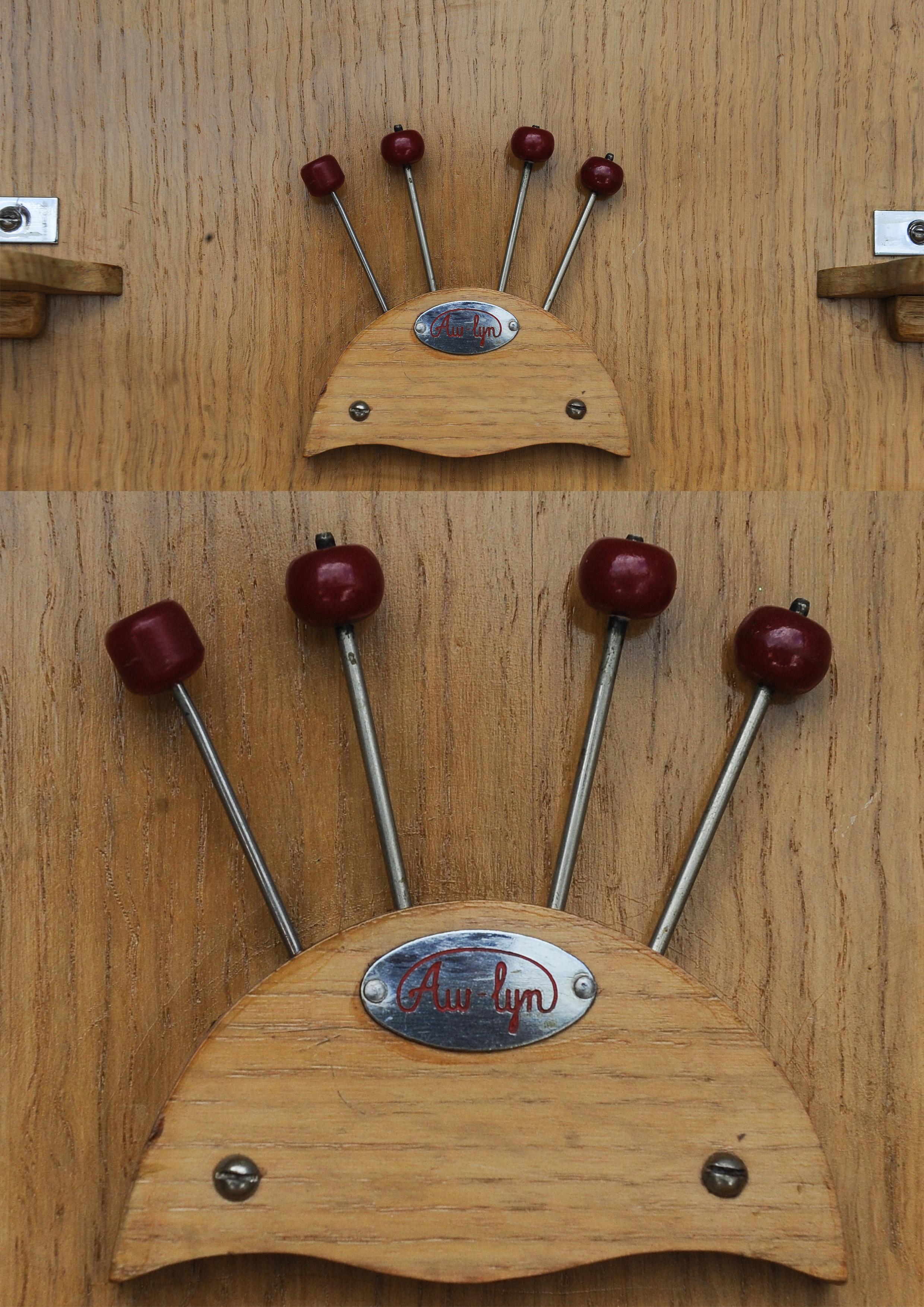 Ein luxuriöser Art-Deco-Cocktailschrank mit zwei eingebauten Lights aus Chrom von Al-Wyn (Mitte des 20. Jahrhunderts) im Angebot
