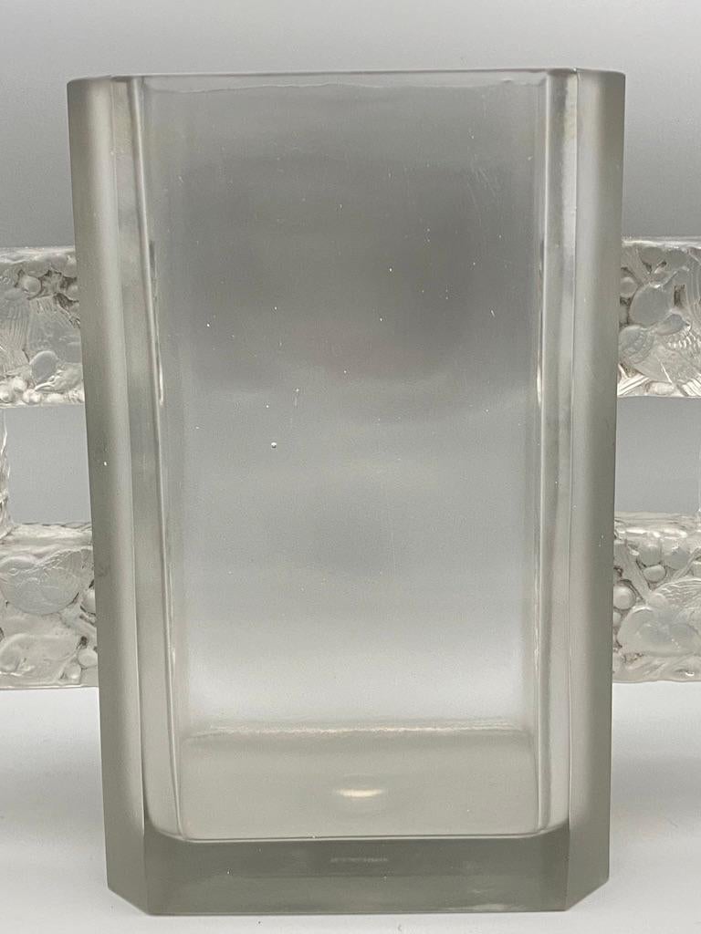 The Margaret vase is a very strong Art Deco design from R.Lalique.

The vase is made in two times.

The body is first moulded.
Thevase(s body is polished on the central panels ans acid frosted on the side panels.

The handles are moulded