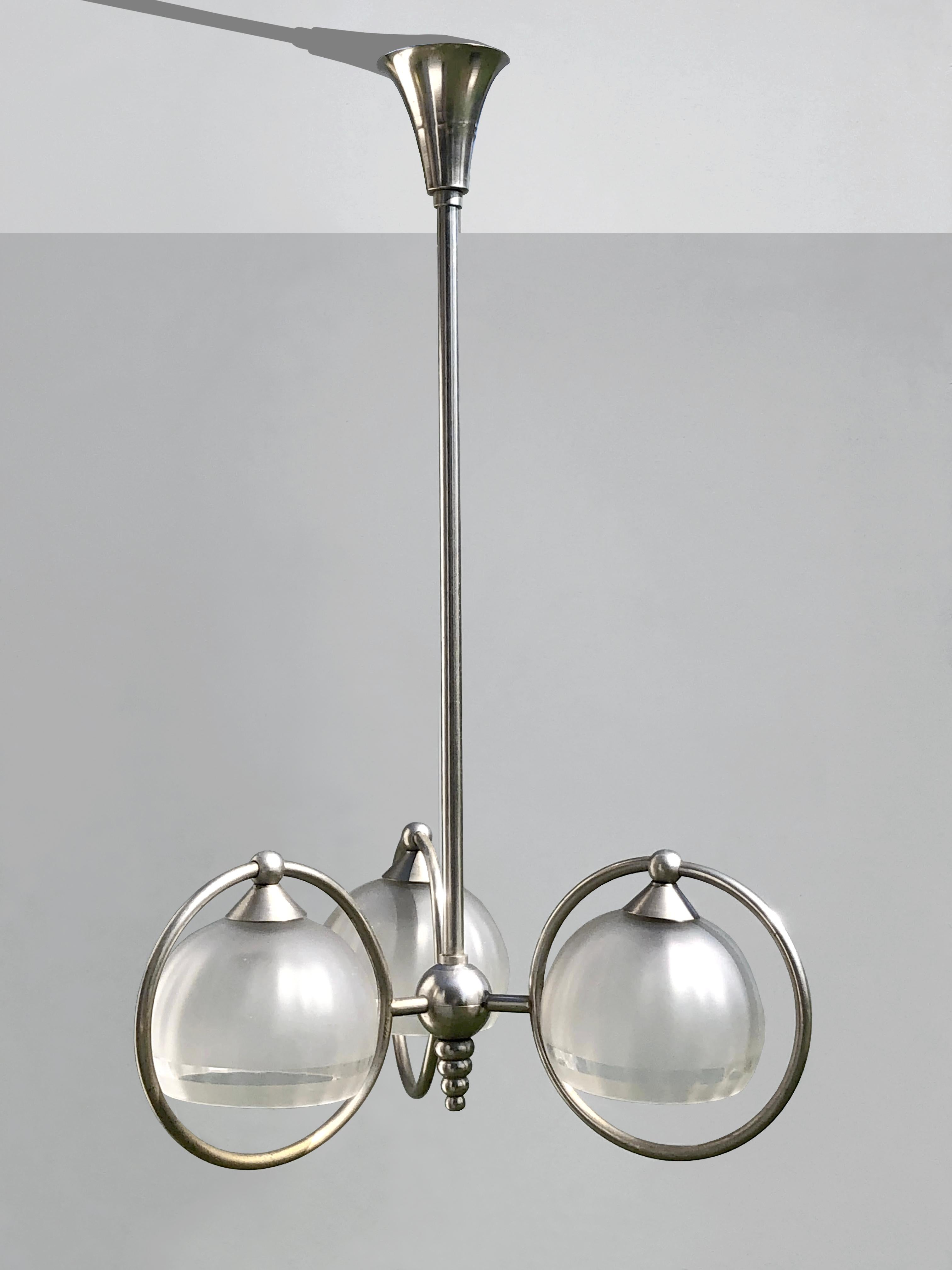 Una elegante y rigurosa lámpara de techo circular, Art-Decó, Modernista, Bauhaus, estructuras de latón macizo niquelado, incluida su montura original, rematada por una pequeña y bella estructura esférica concéntrica de latón macizo, que se abre en 3