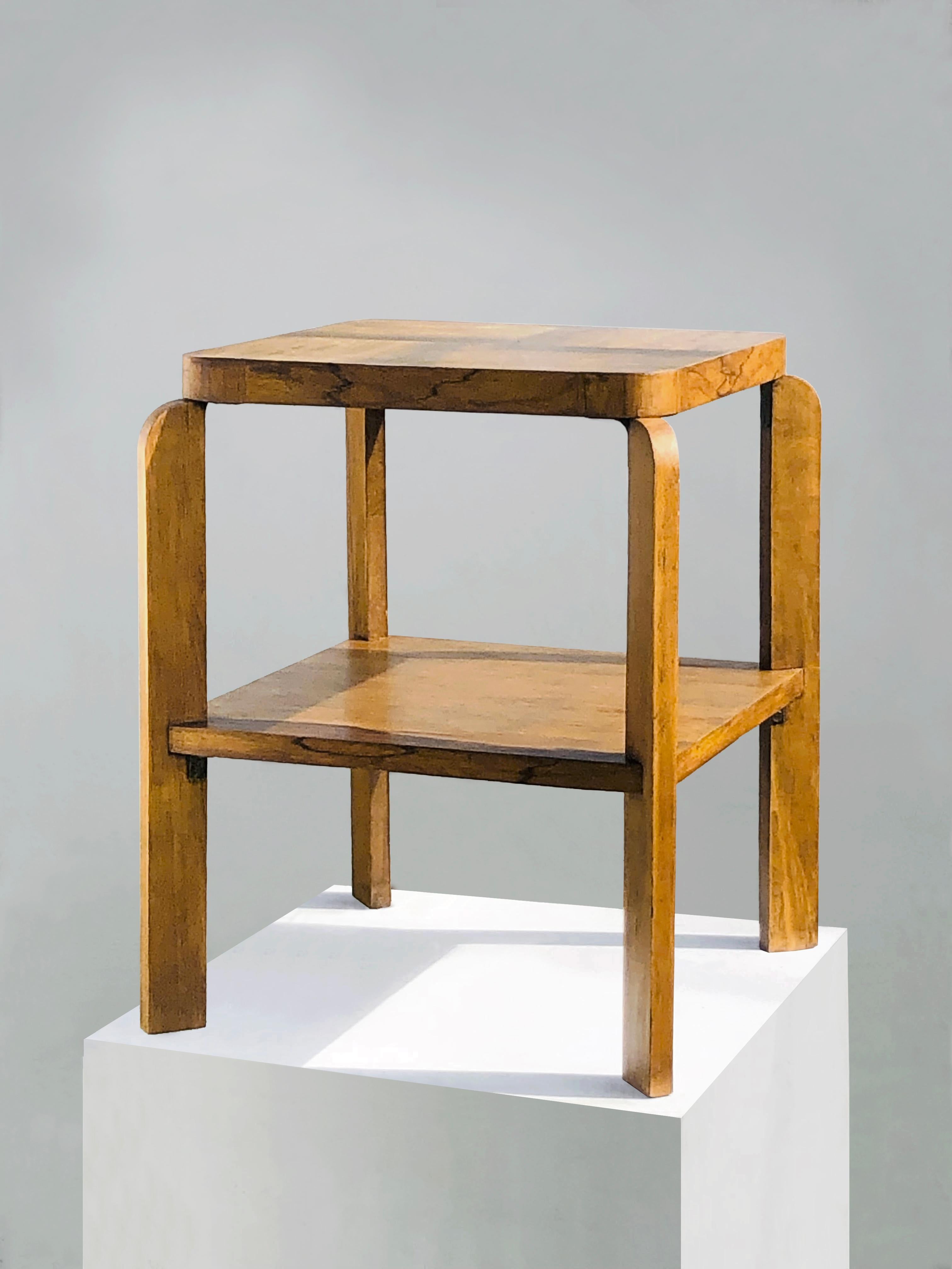 Guéridon carré architectural et rigoureux, Art-Déco, Moderniste, Cubiste, Constructiviste, structure intéressante avec 4 pieds en noyer massif disposés en diagonale et en 