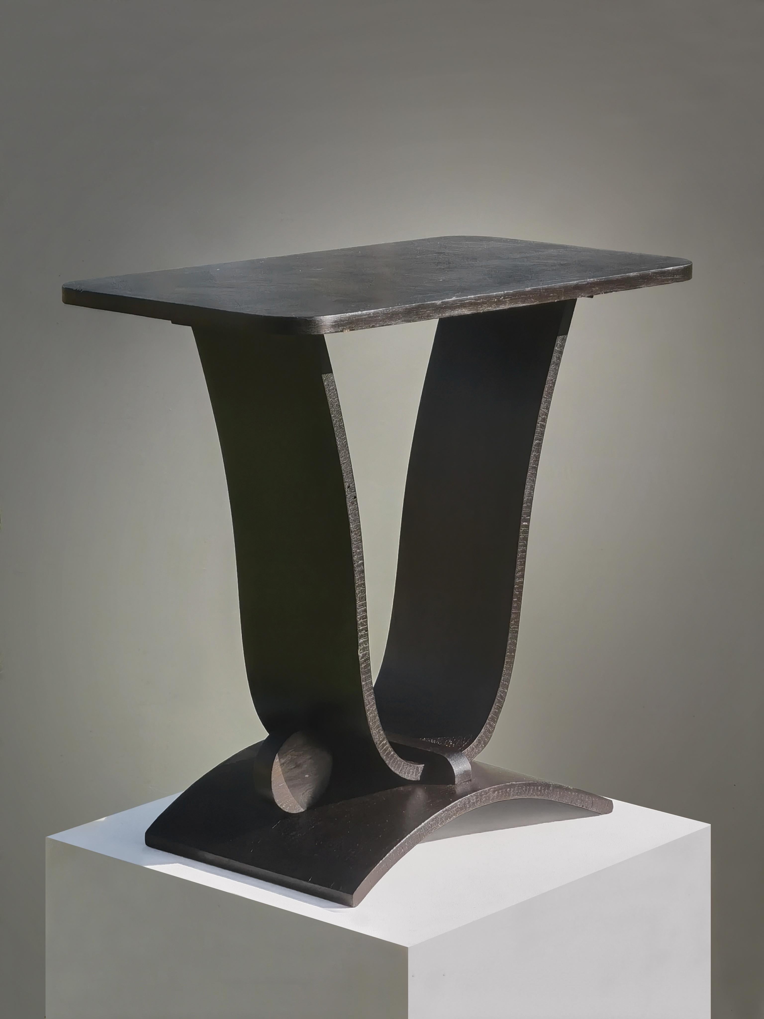 Ein eleganter, strenger und skulpturaler Beistelltisch oder eine Konsole, Art Deco, Modernist, Neo-Classical, schöne Konstruktion aus runden und abgerundeten (mit dunkler Eiche verkleideten) Holzelementen, an der Schnittstelle zwischen