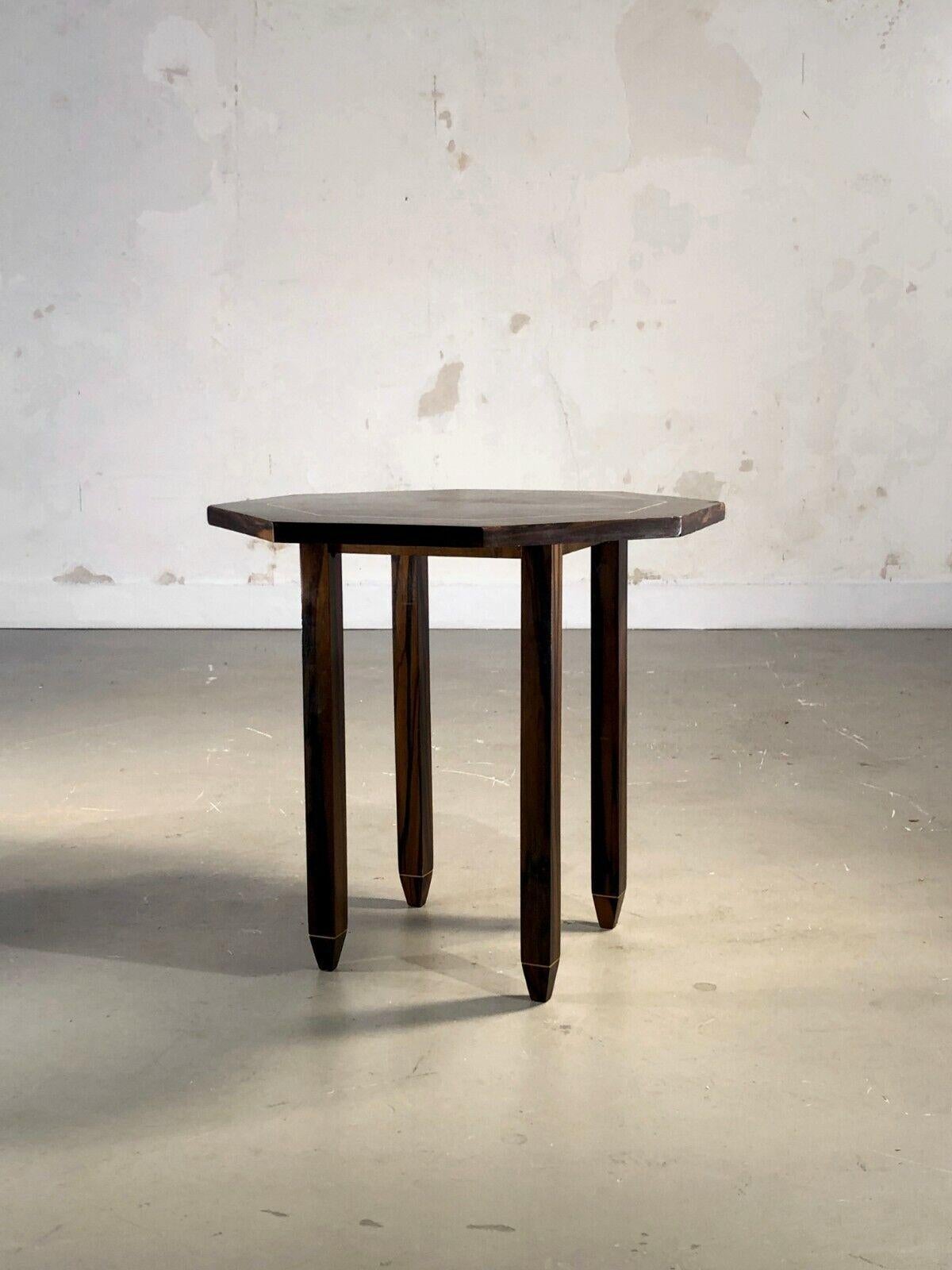 Un elegante e lussuoso tavolo ottagonale con piedistallo, Art-Deco, Neo-Classico, Shabby-Chic, 4 gambe a sezione quadrata con zoccoli a piramide rovesciata, piano ottagonale, il tutto impiallacciato in ebano macassar impreziosito da raffinati