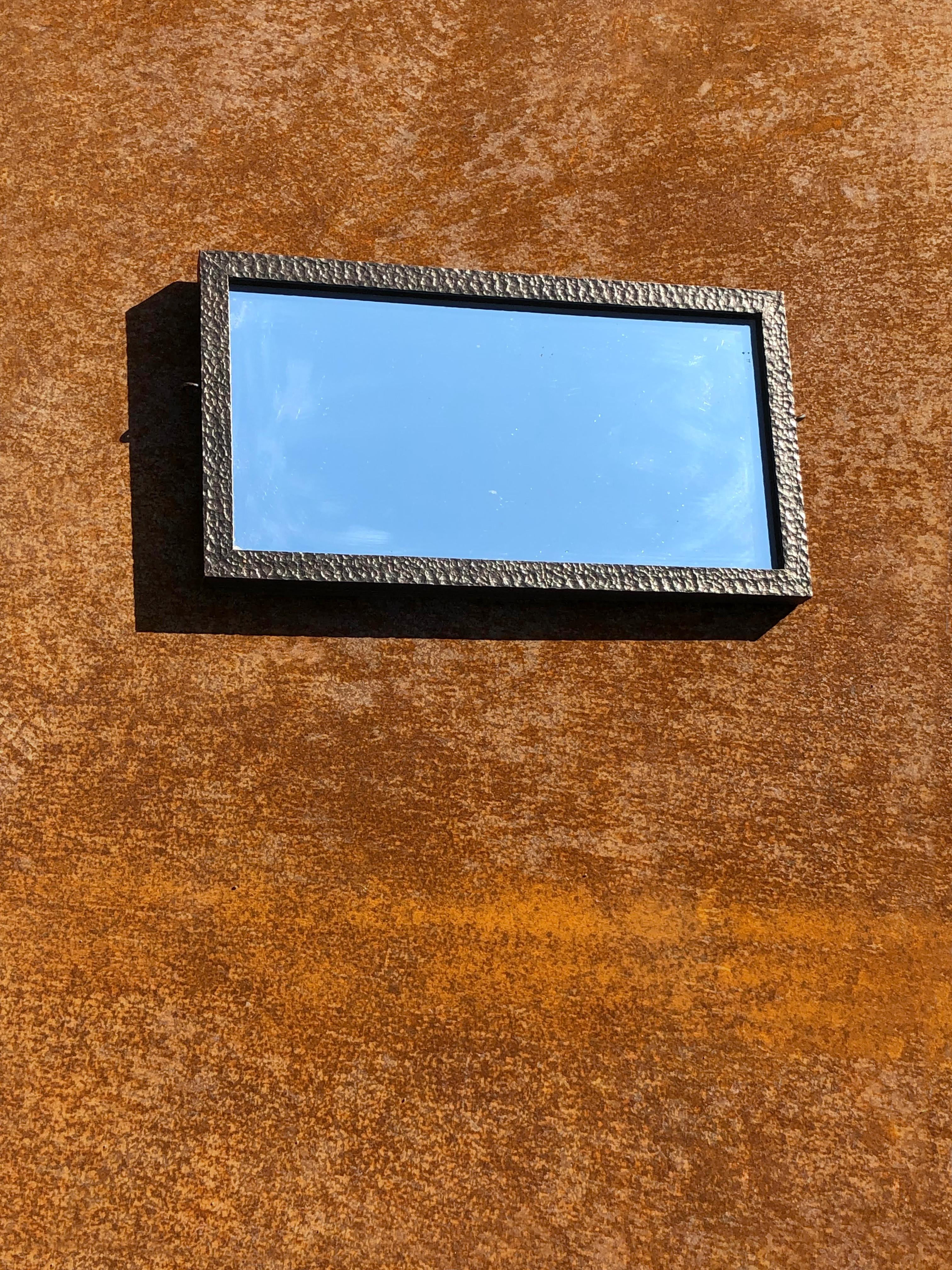 Eccezionale specchio rettangolare orizzontale, Art of Vintage, Modernista, Bauhaus, cornice quadrata massiccia in ferro battuto martellato attorno a uno specchio originale d'epoca, non firmato, nello spirito di Edgar Brandt, da attribuire, Francia