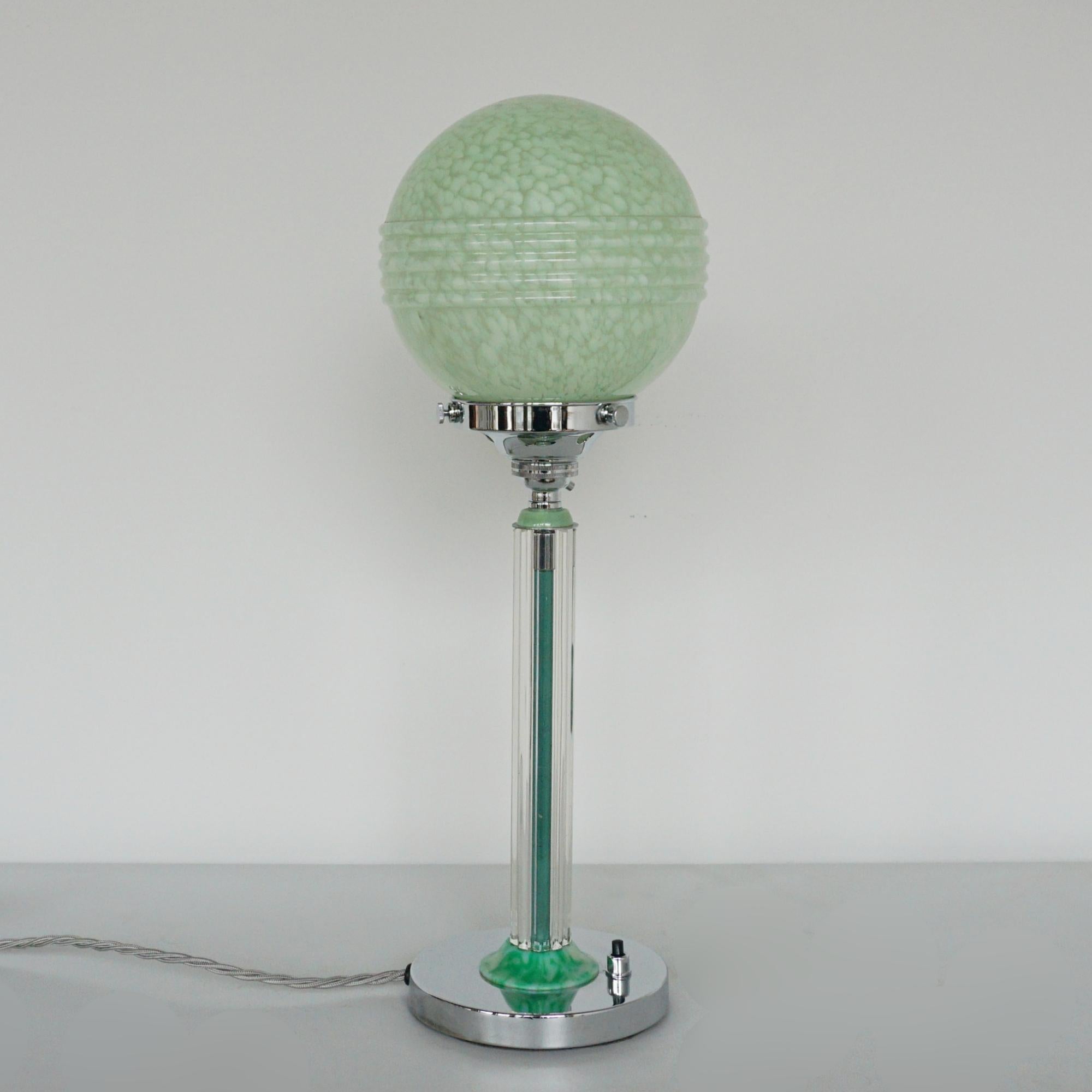 Européen Lampe de table Art déco en chrome vert chiné en vente