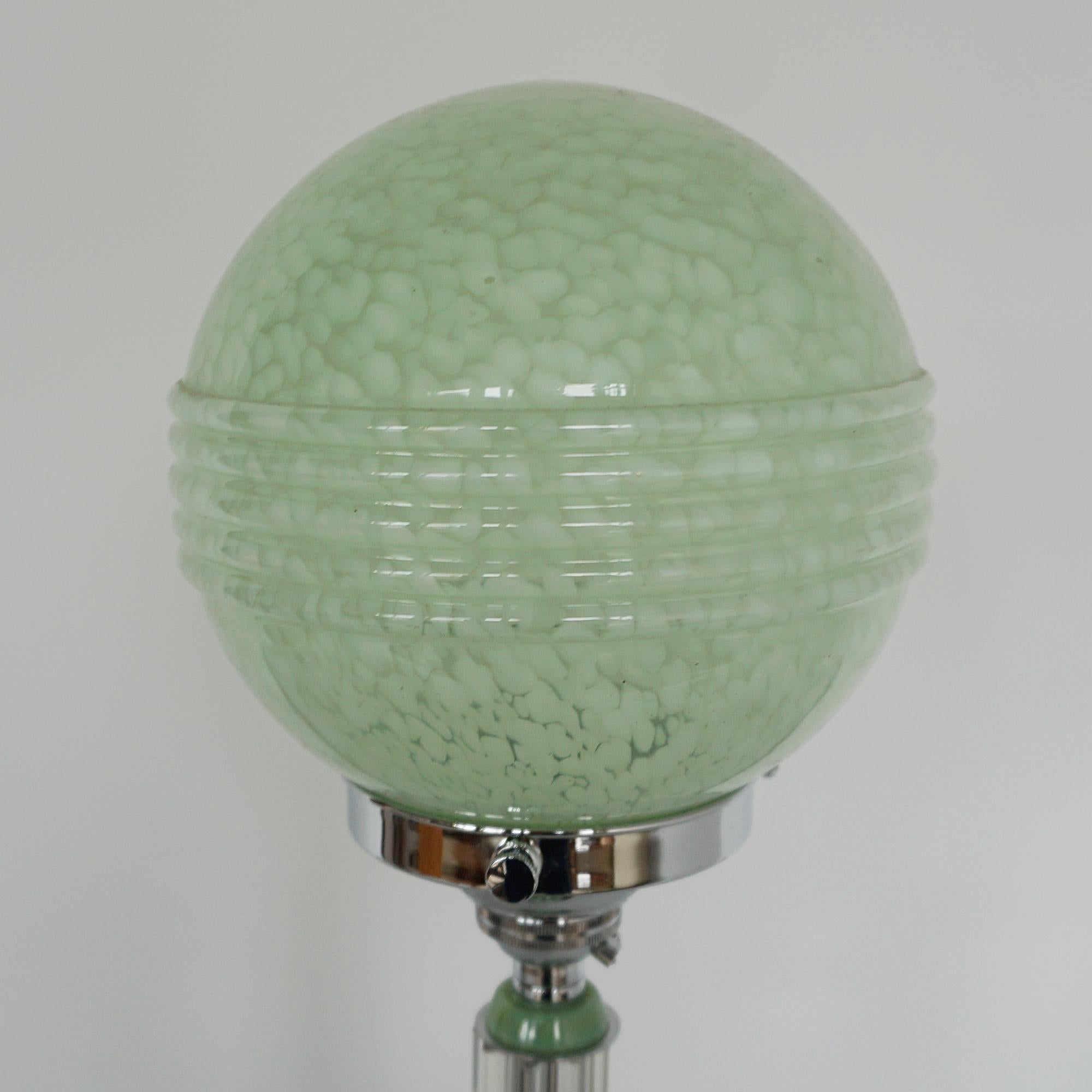 Milieu du XXe siècle Lampe de table Art déco en chrome vert chiné en vente