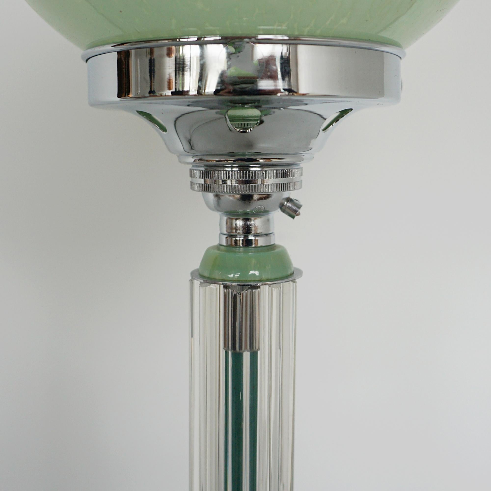 Verre Lampe de table Art déco en chrome vert chiné en vente
