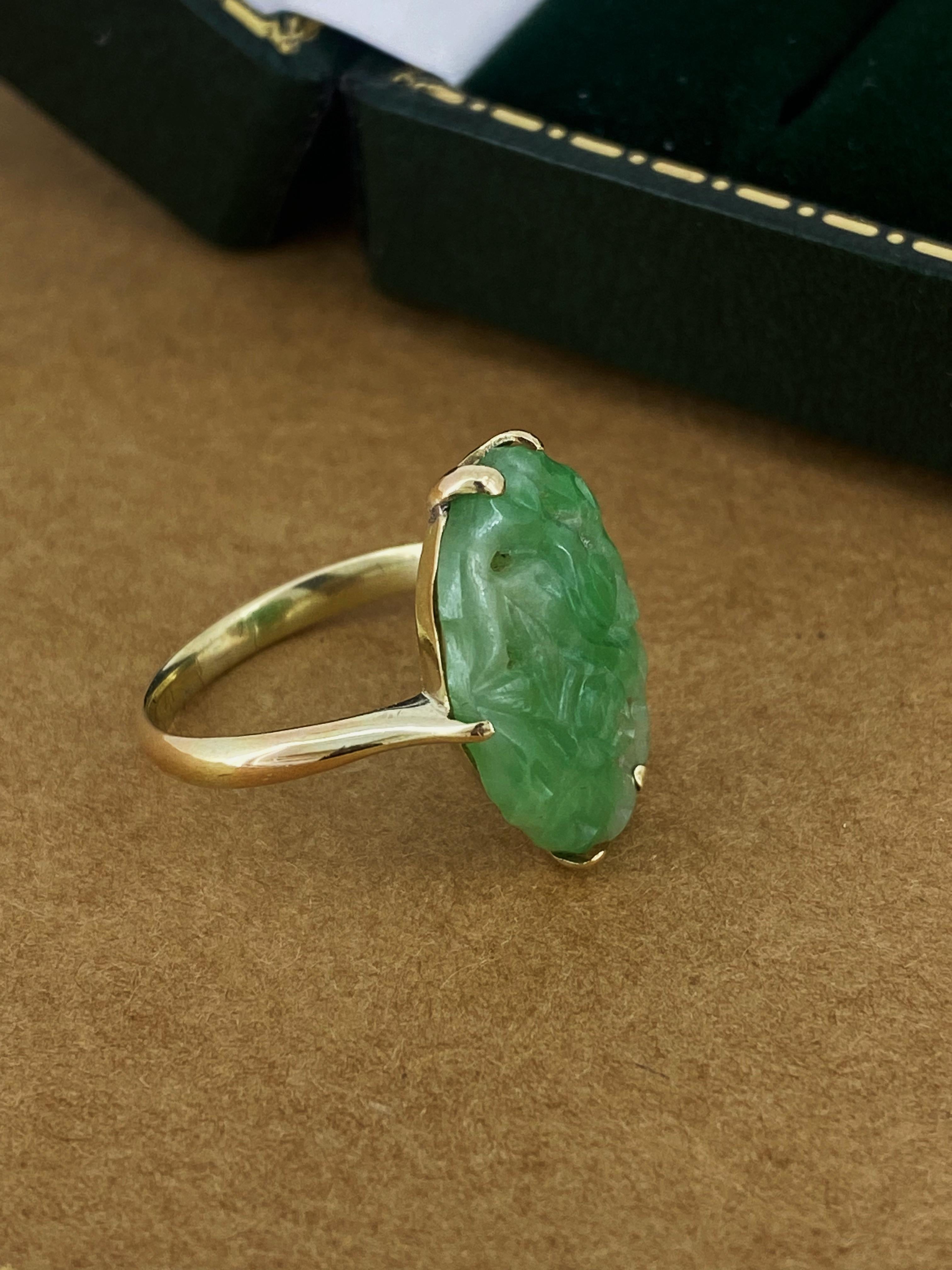 Oval Cut An Art-Deco Natural Green Carved & Pierced Jade (19mm) Ring in 14K Yellow Gold. For Sale