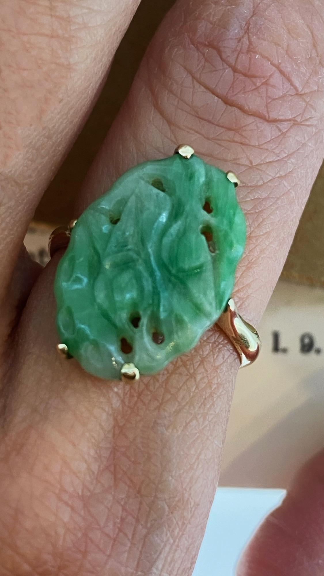 An Art-Deco Natural Green Carved & Pierced Jade (19mm) Ring in 14K Yellow Gold. In Excellent Condition For Sale In MELBOURNE, AU