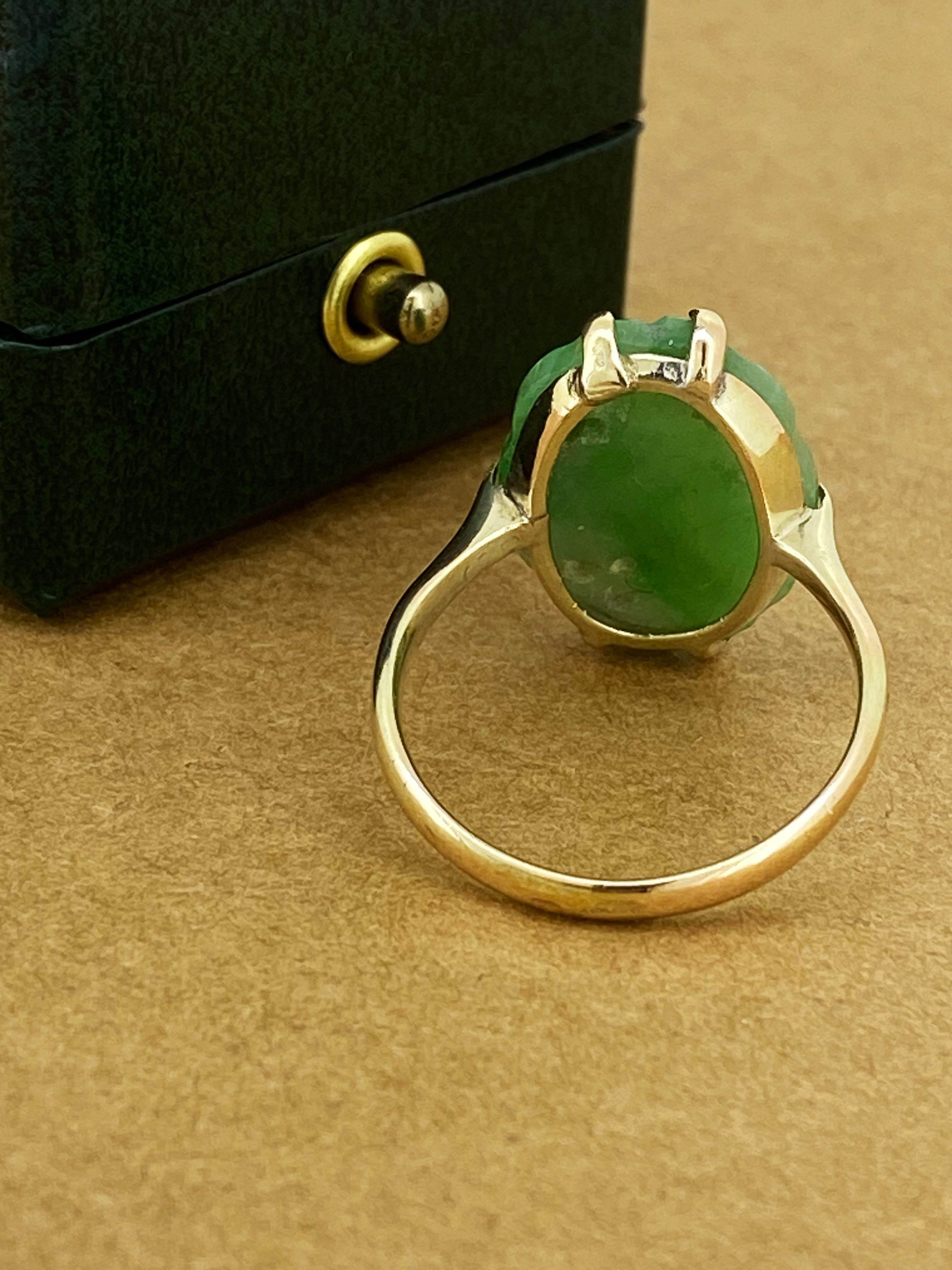 An Art-Deco Natural Green Carved & Pierced Jade (19mm) Ring in 14K Yellow Gold. For Sale 1