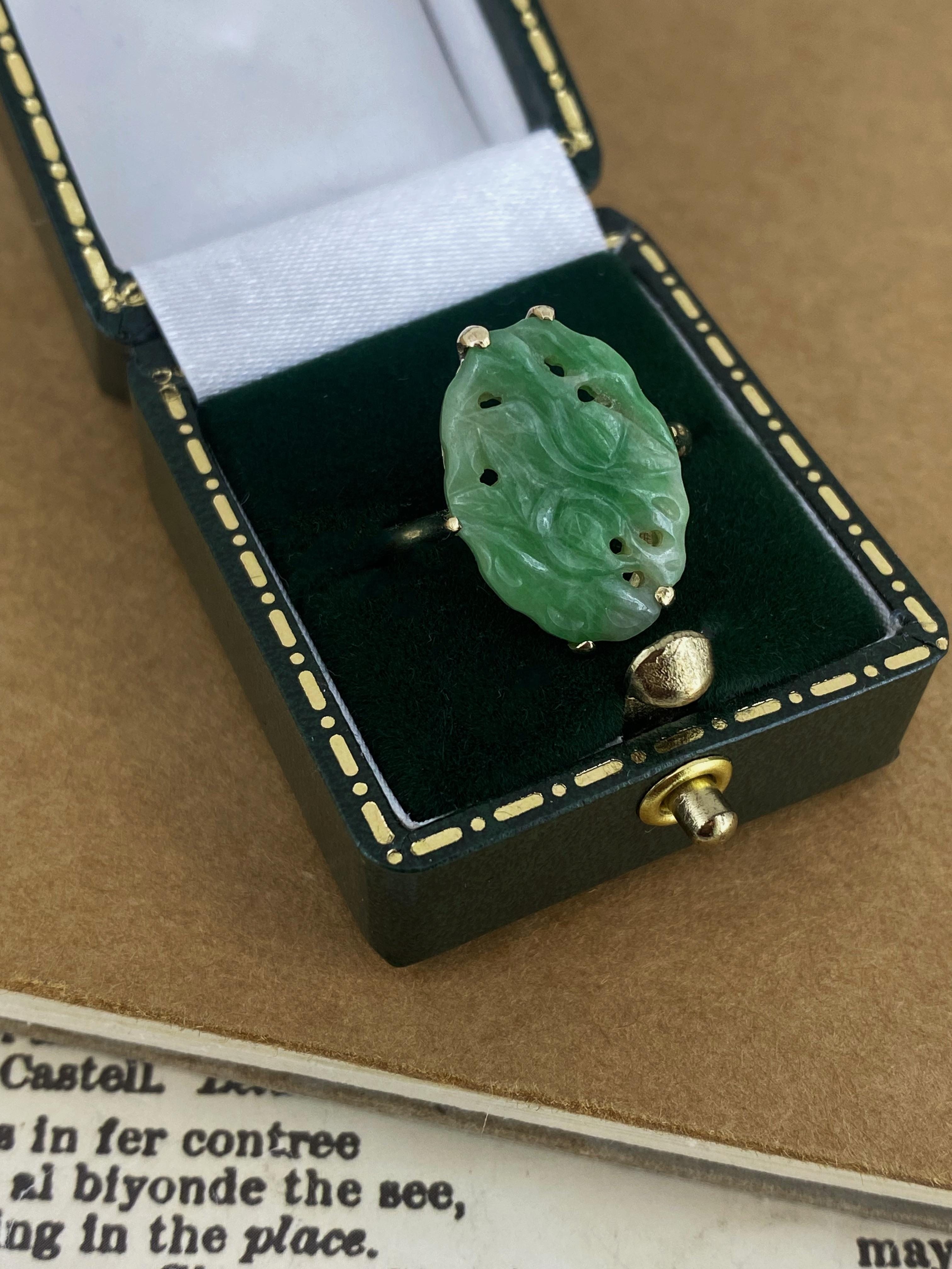 An Art-Deco Natural Green Carved & Pierced Jade (19mm) Ring in 14K Yellow Gold. For Sale 2