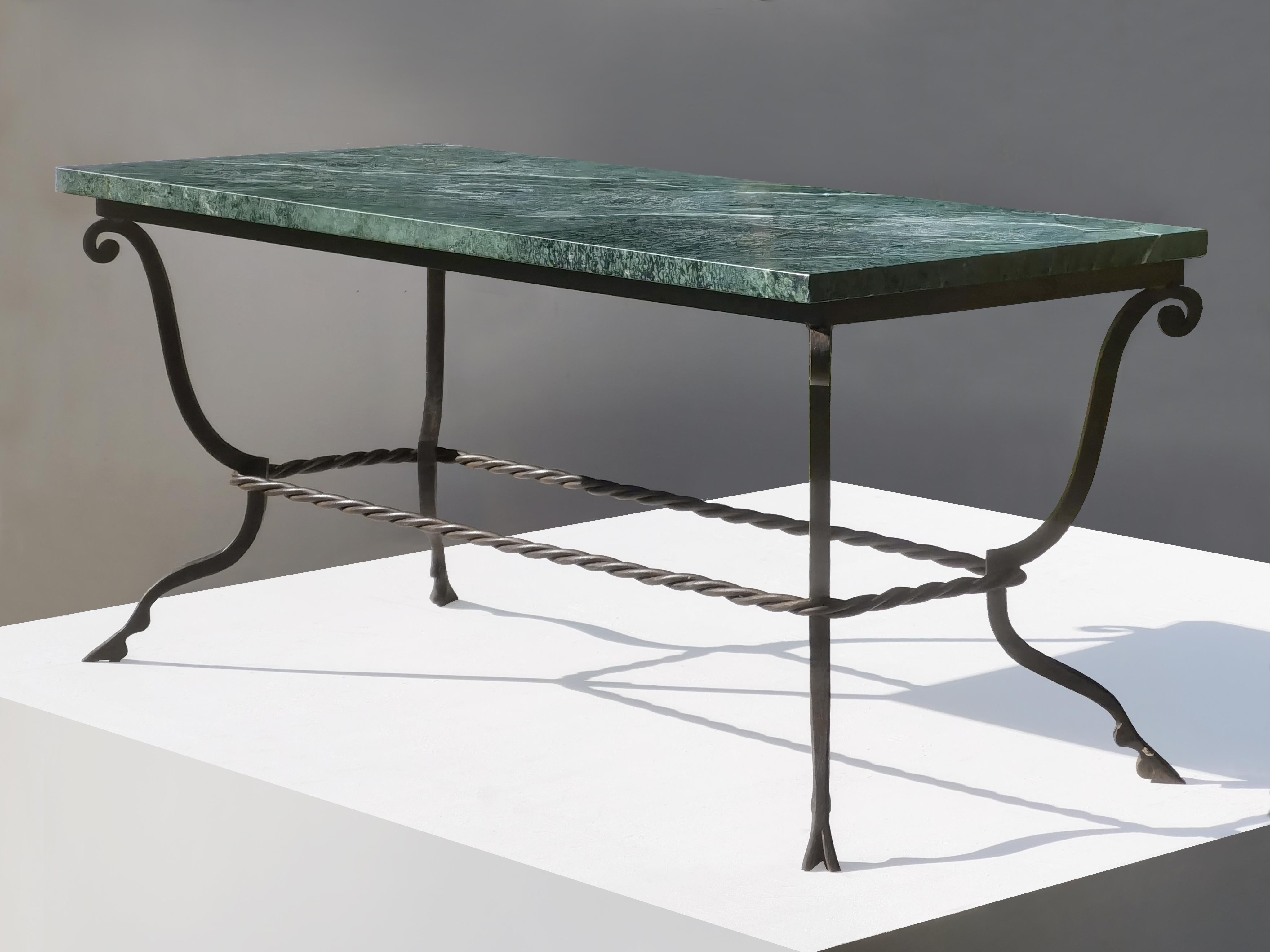 UNA MESA DE CAFÉ NEOCLÁSICA ART-DECO EN EL ESPÍRITU DE EDGAR BRANDT, Francia 1930 Francés en venta