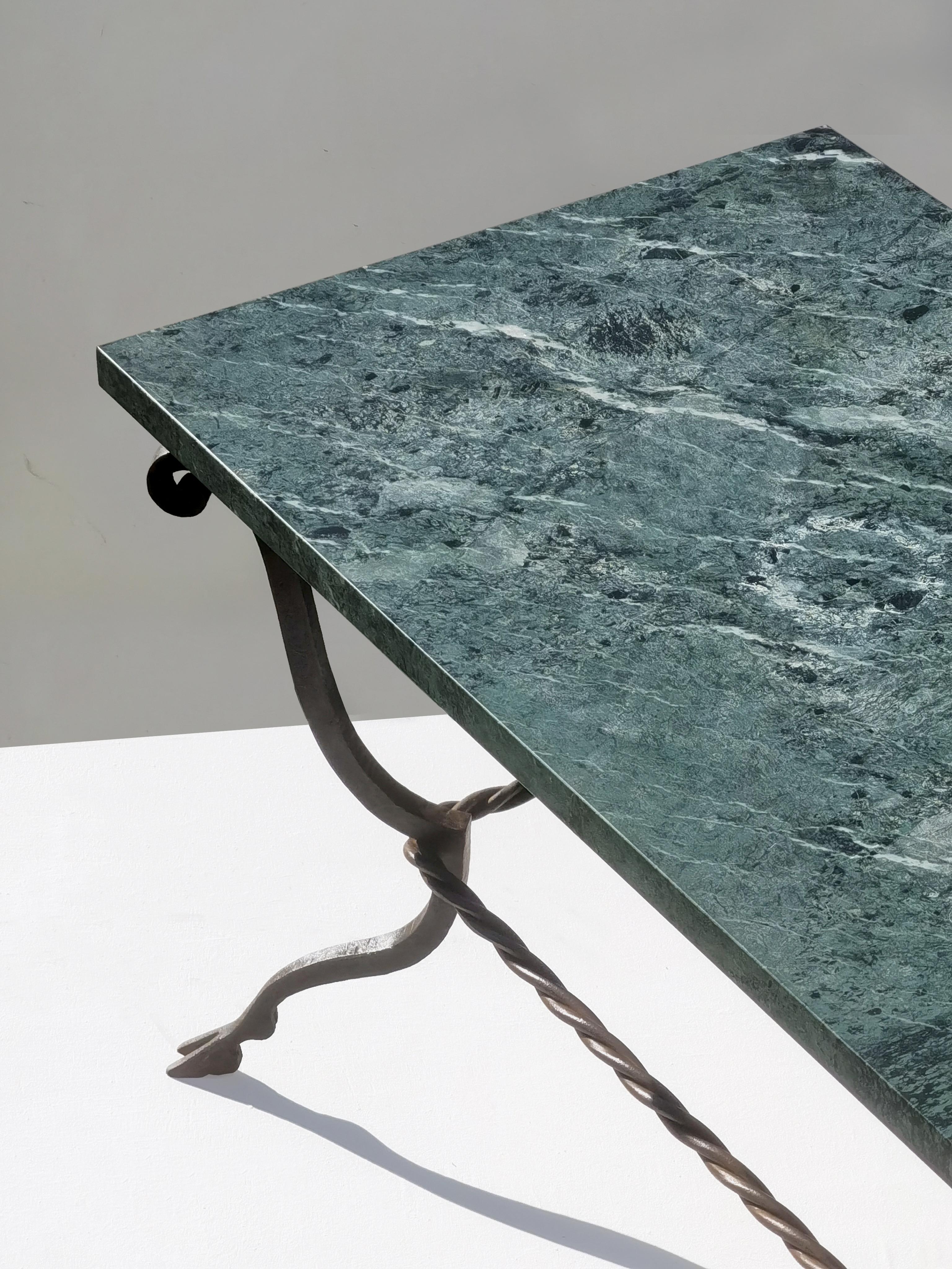 UNA MESA DE CAFÉ NEOCLÁSICA ART-DECO EN EL ESPÍRITU DE EDGAR BRANDT, Francia 1930 Martillado en venta