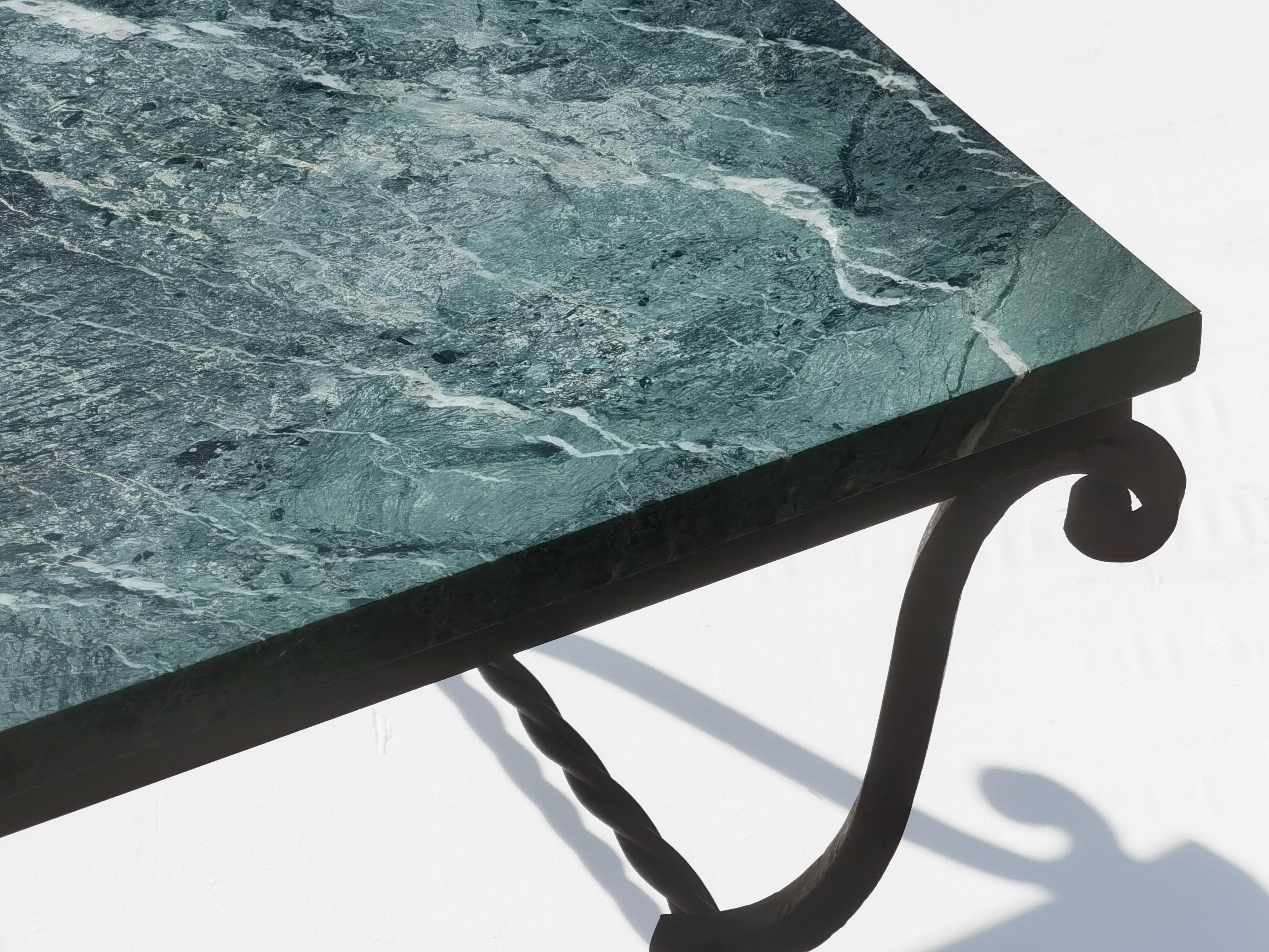 UNA MESA DE CAFÉ NEOCLÁSICA ART-DECO EN EL ESPÍRITU DE EDGAR BRANDT, Francia 1930 Hierro forjado en venta