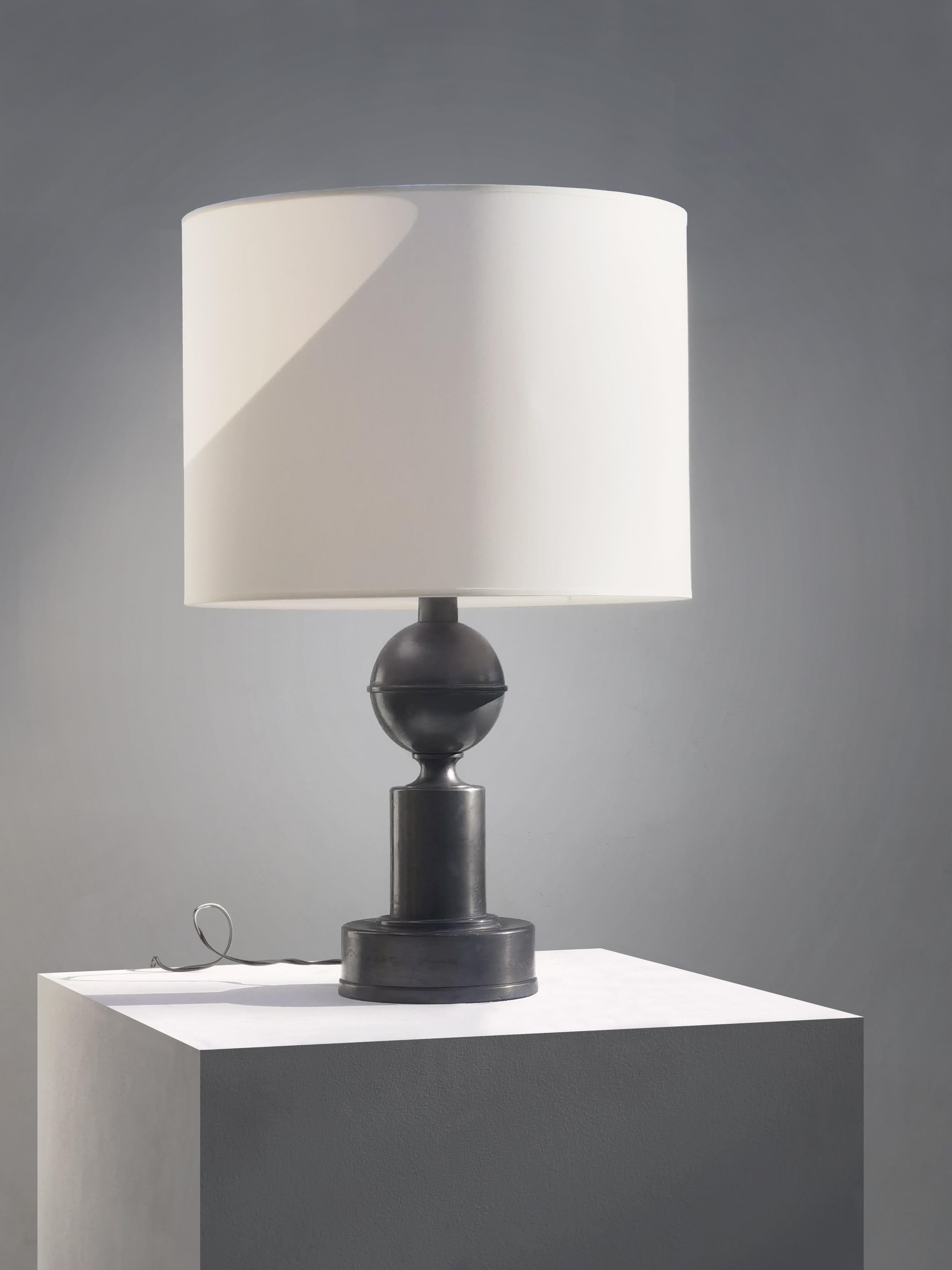 Une élégante lampe de table architecturale, post-moderniste, néo-classique, Shabby-Chic, une base cylindrique en métal étain mat et 1 corps sphérique avec un abat-jour final cylindrique, dans l'esprit de Philippe Barbier, à attribuer, France