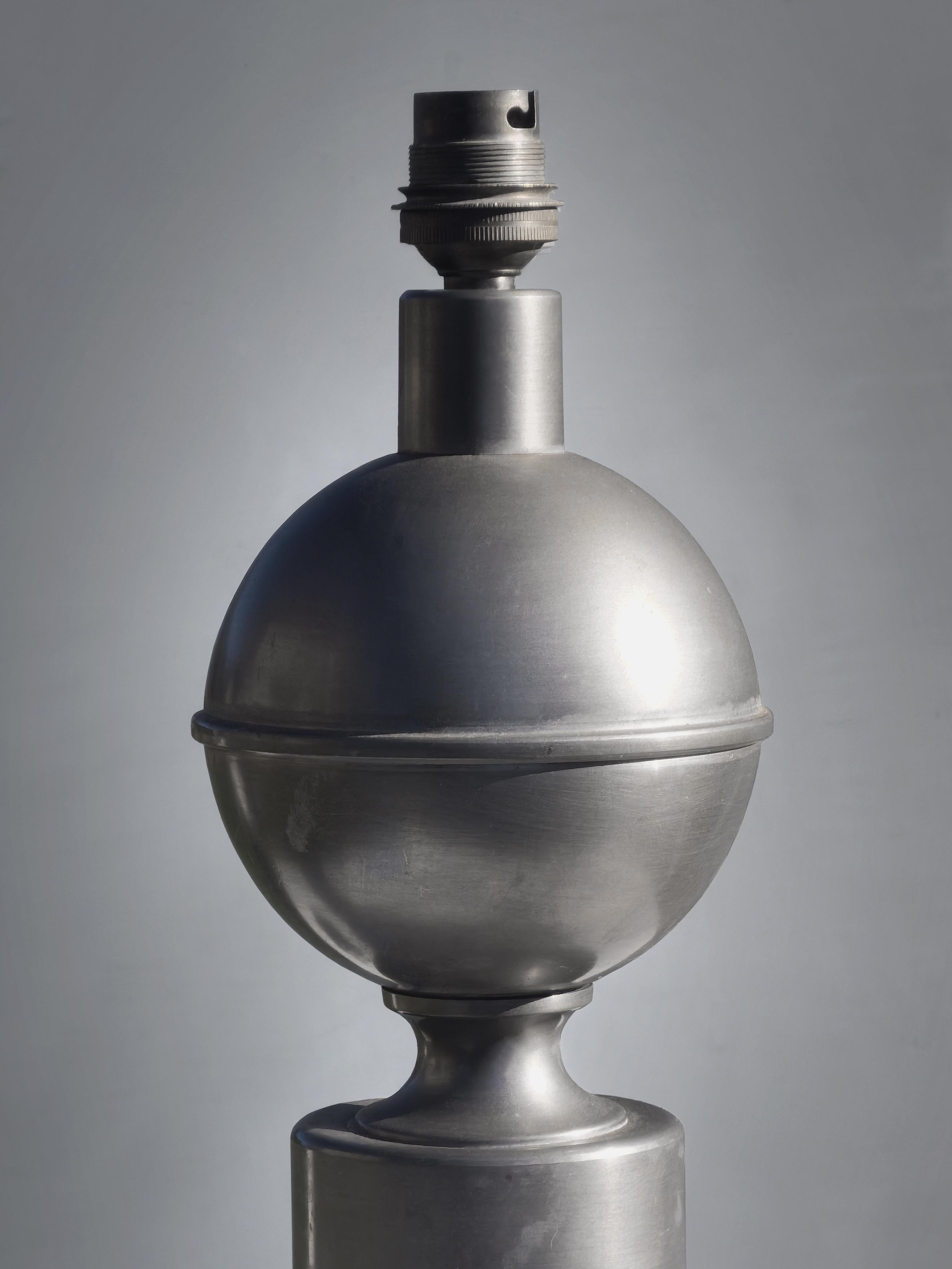 Postmoderne Lampe de table en étain ART-DECO NEOCLASSIC POSTMODERN, France 1970 en vente