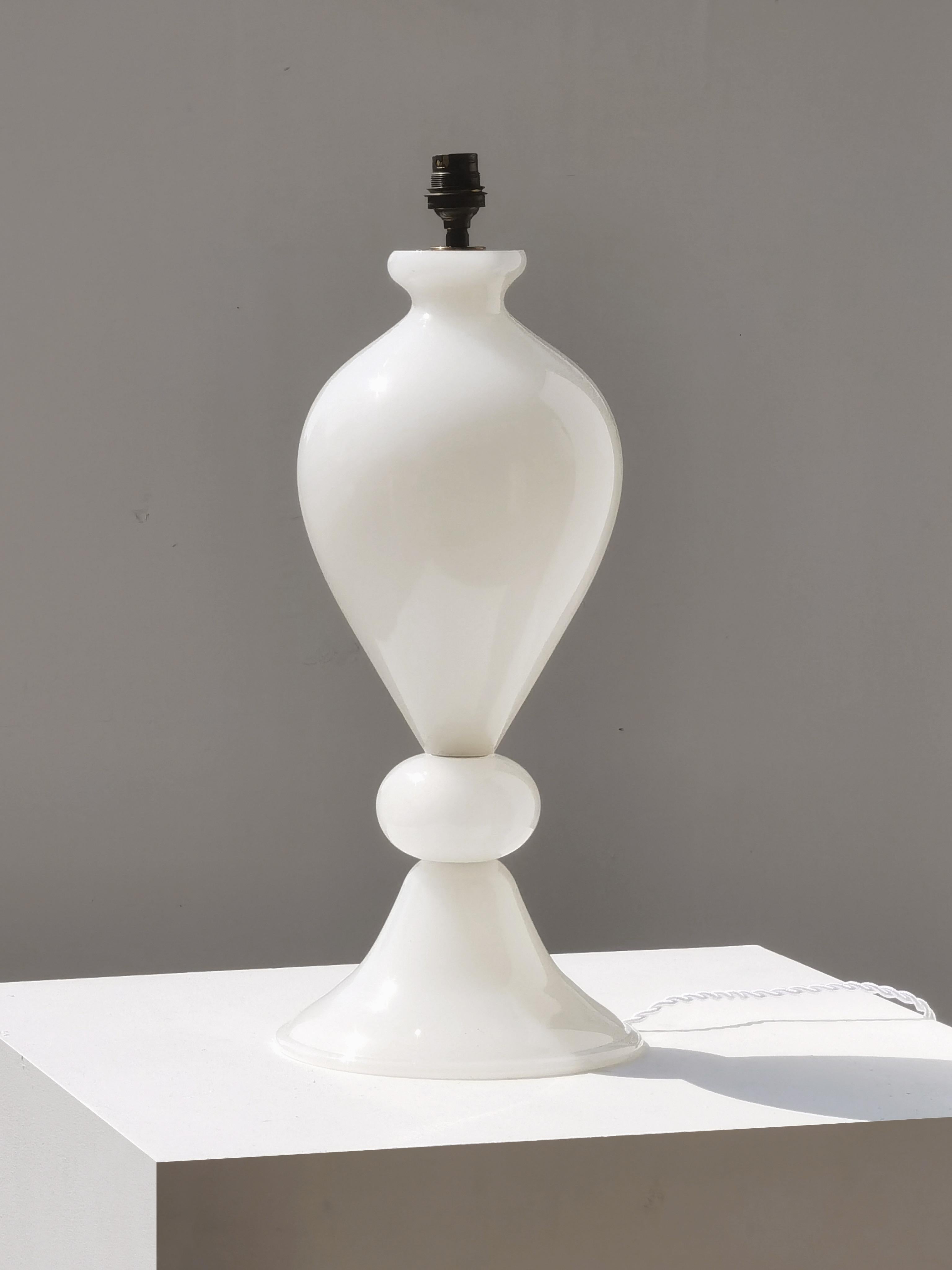 An ART-DECO NEOCLASSICAL SHABBY-CHIC Blown Glass TABLE LAMP, MURANO, ITALY 1970 In Good Condition For Sale In PARIS, FR
