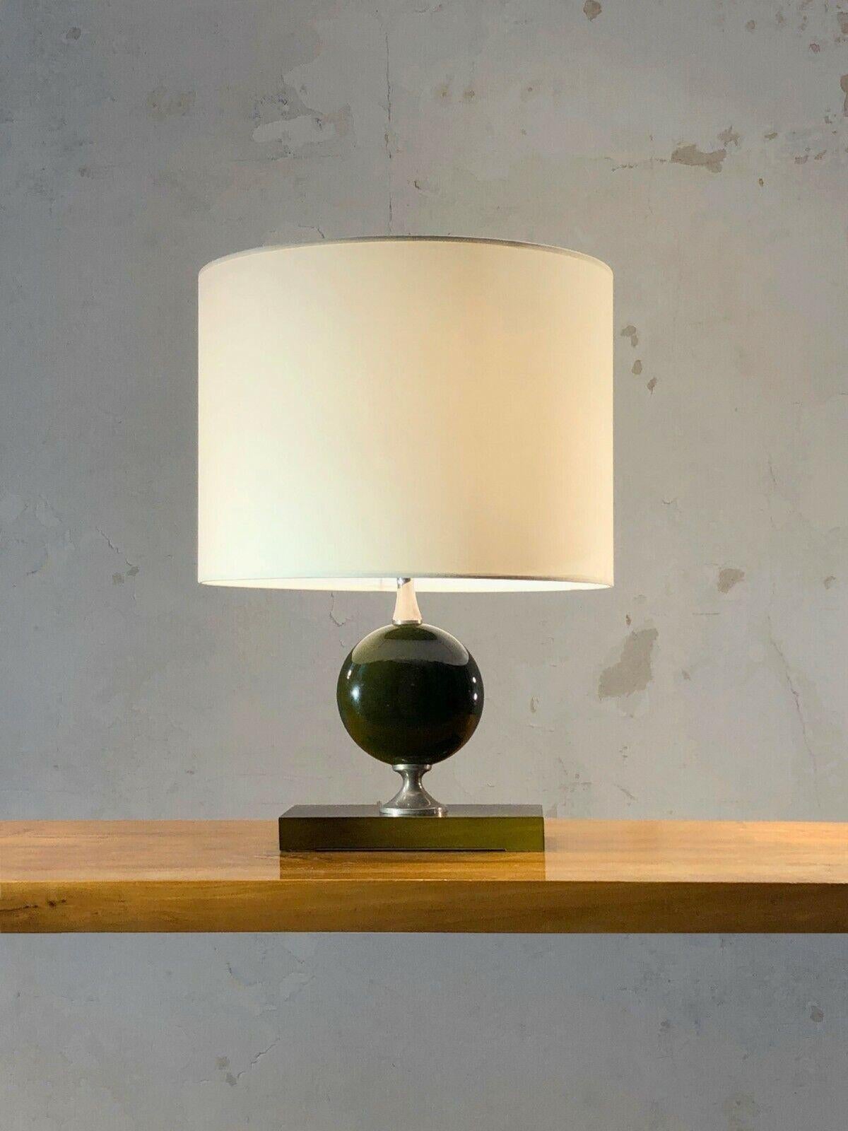 An elegant and singular table lamp, Pop, Post-Modernist, Psychedelic, Shabby-Chic, in lacquered metal in shades of khaki, with cylindrical lampshade, by Philippe Barbier, France 1970.

DIMENSIONS: 56 x 40 cm with lampshade in photo
Base only: 31.5 x