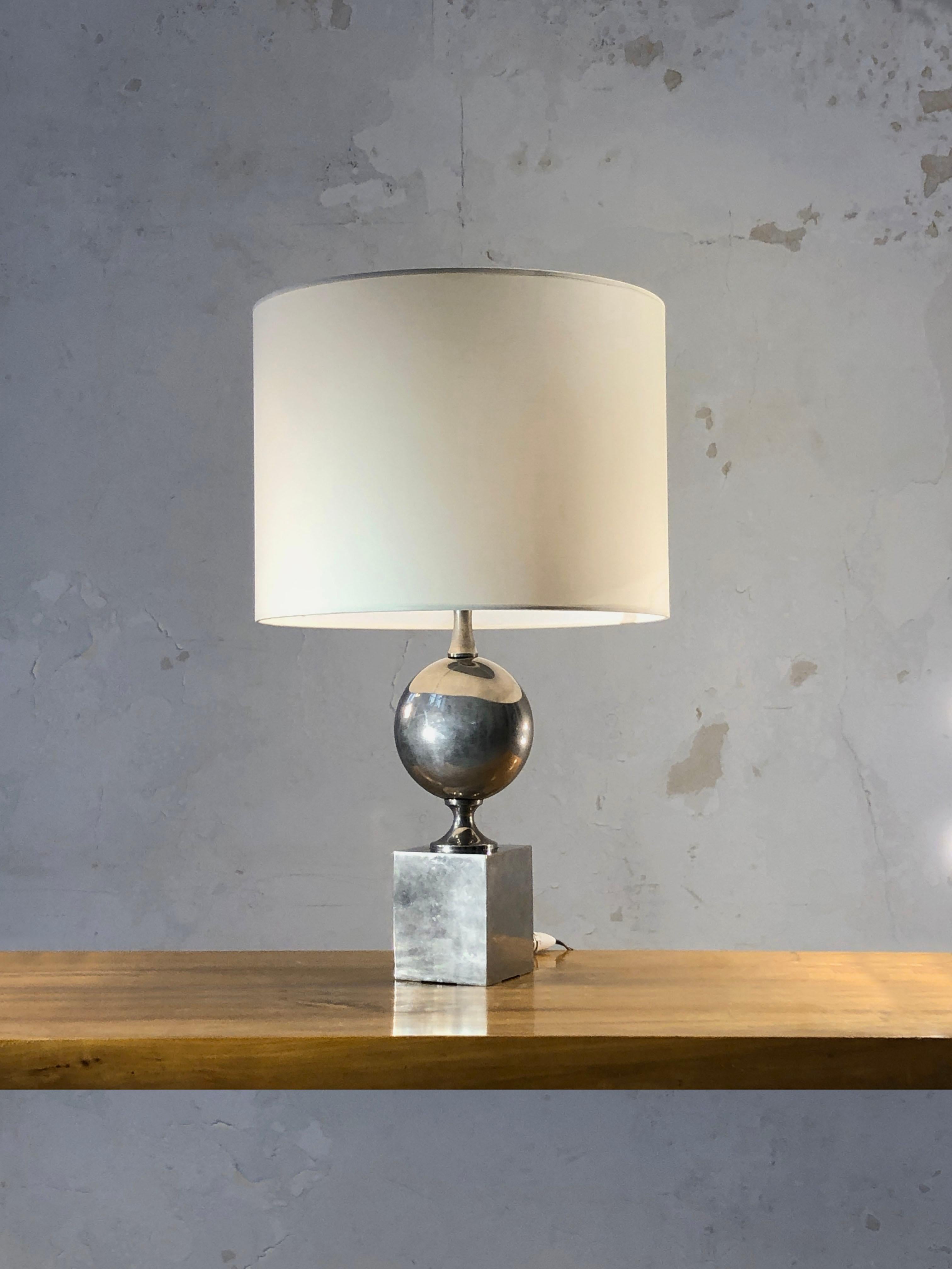 Elegante Tischlampe, postmodernistisch, neoklassizistisch, Shabby-Chic, kubischer Sockel aus vernickeltem Metall, ovaler Körper mit zylindrischem Lampenschirm, von Philippe Barbier, Frankreich 1970.

ABMESSUNGEN: 70 x 40 cm mit Lampenschirm auf dem