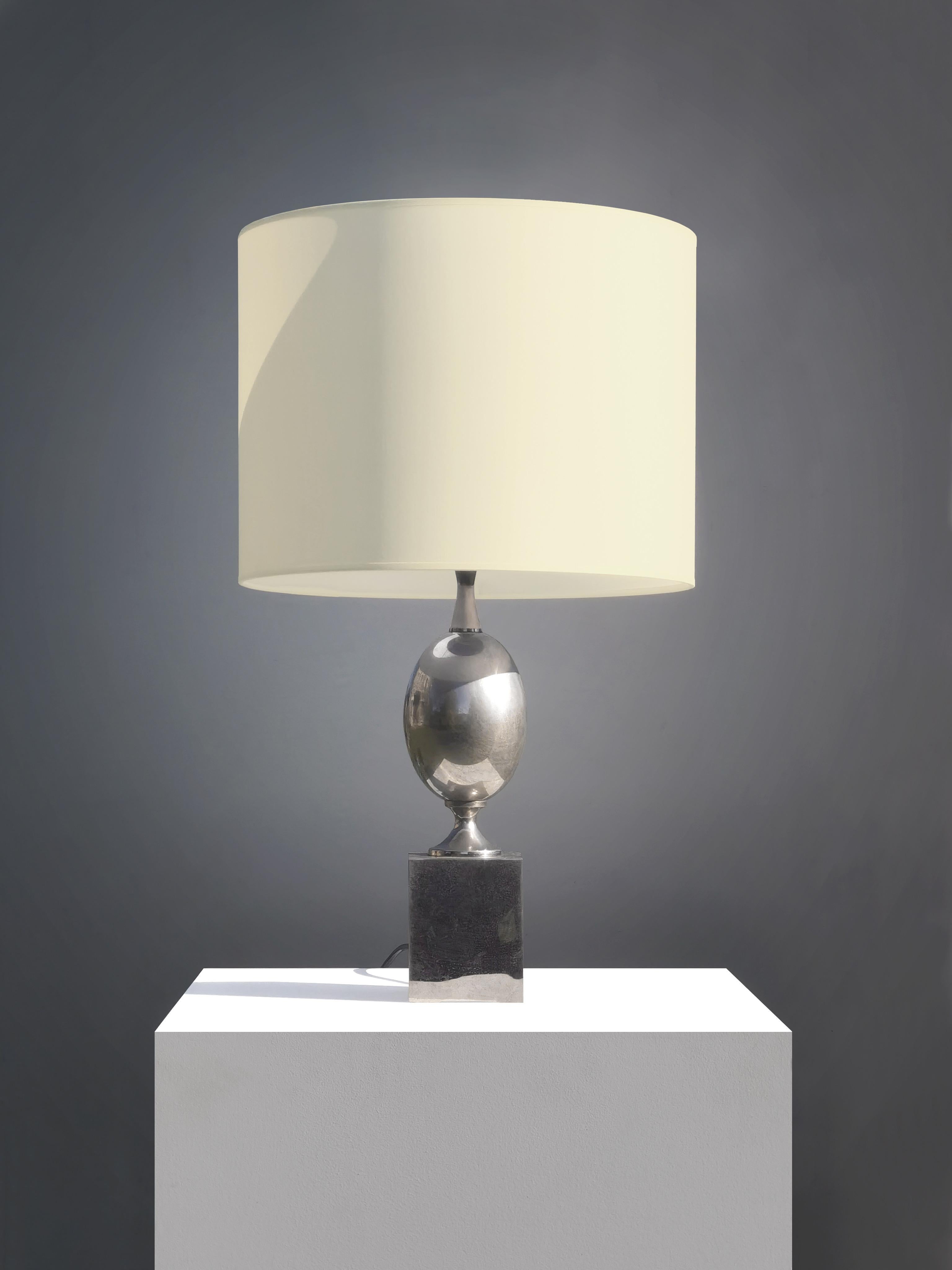 Ein ART-DECO NEOCLASSICAL TABLE LAMP von PHILIPPE BARBIER, Frankreich 1970 (Französisch) im Angebot