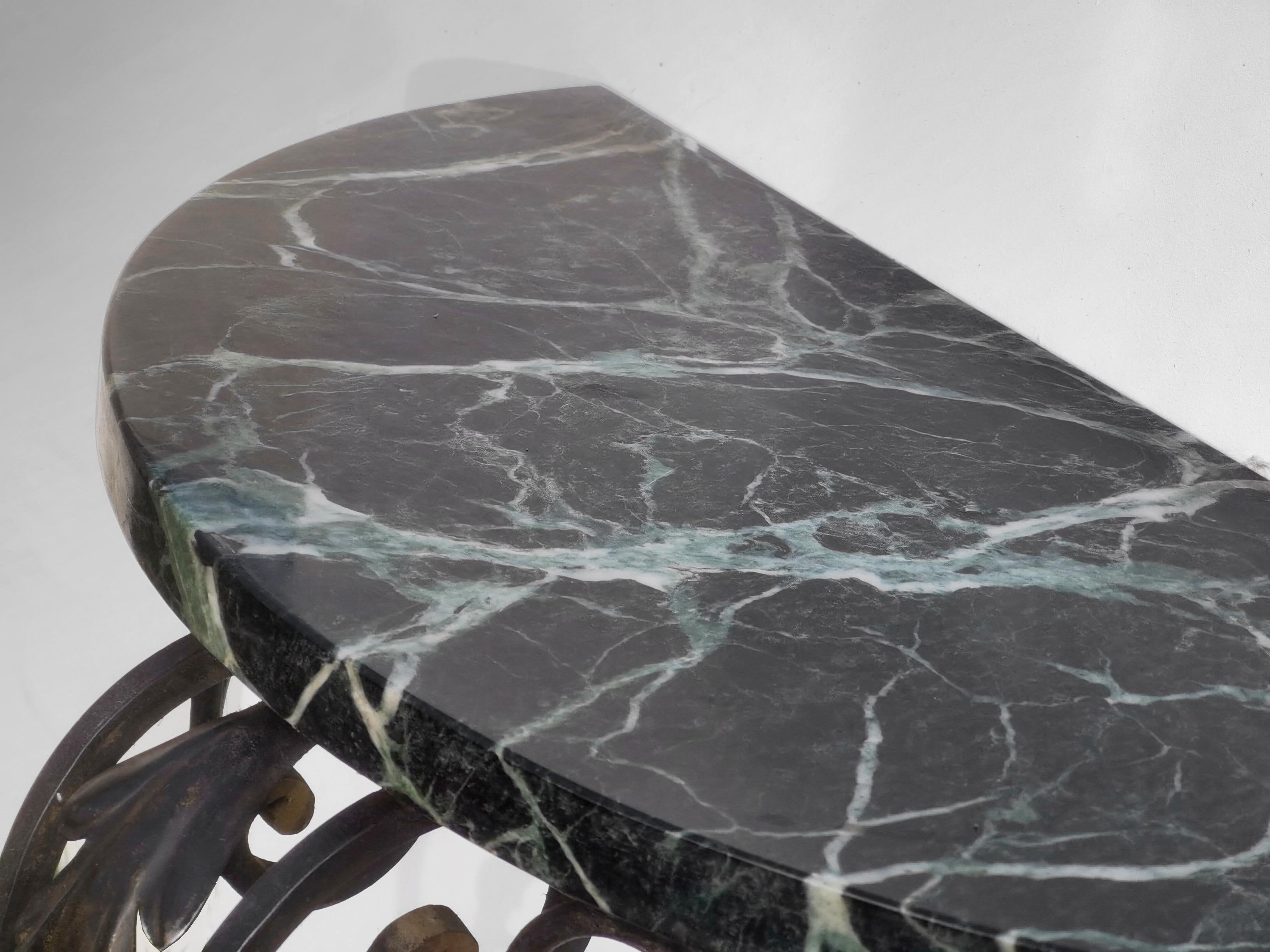 MESA CONSOLA DE PARED ART-DECO NEOCLÁSICA de hierro forjado y mármol, Francia 1930 en venta 2