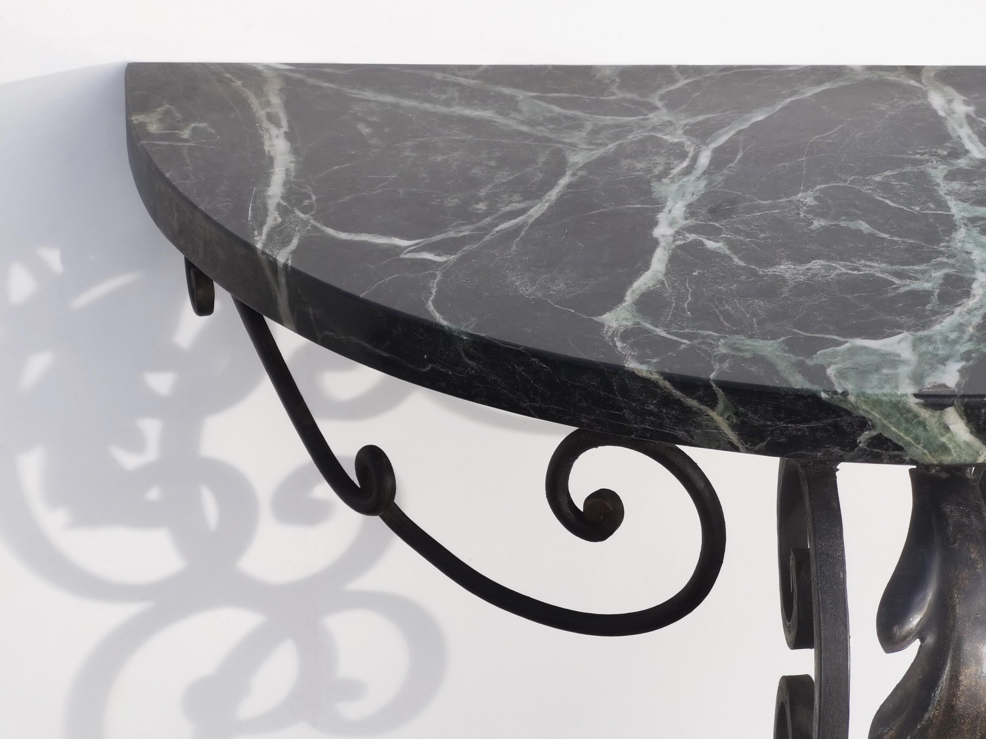 MESA CONSOLA DE PARED ART-DECO NEOCLÁSICA de hierro forjado y mármol, Francia 1930 en venta 7