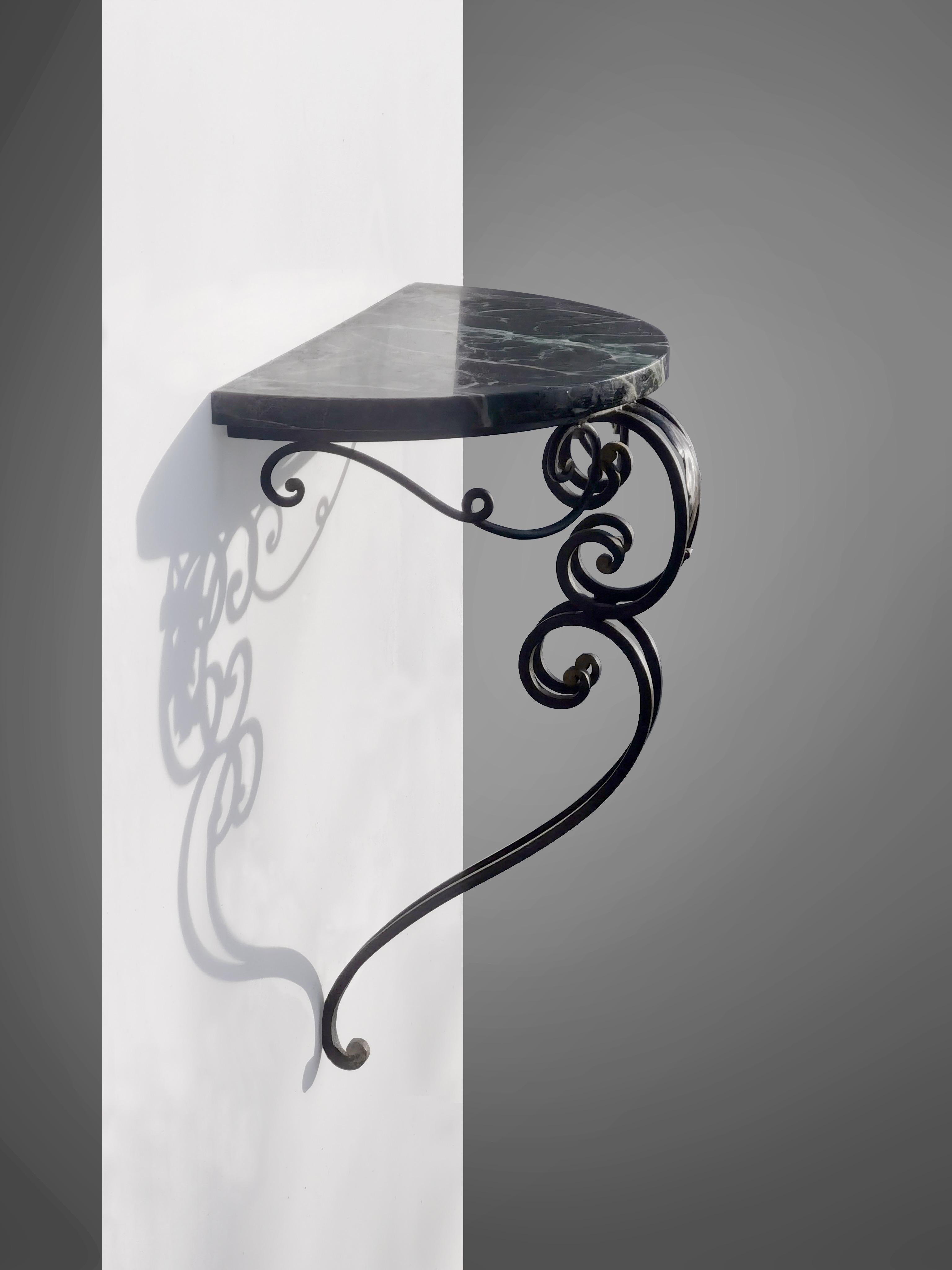 MESA CONSOLA DE PARED ART-DECO NEOCLÁSICA de hierro forjado y mármol, Francia 1930 Hierro forjado en venta