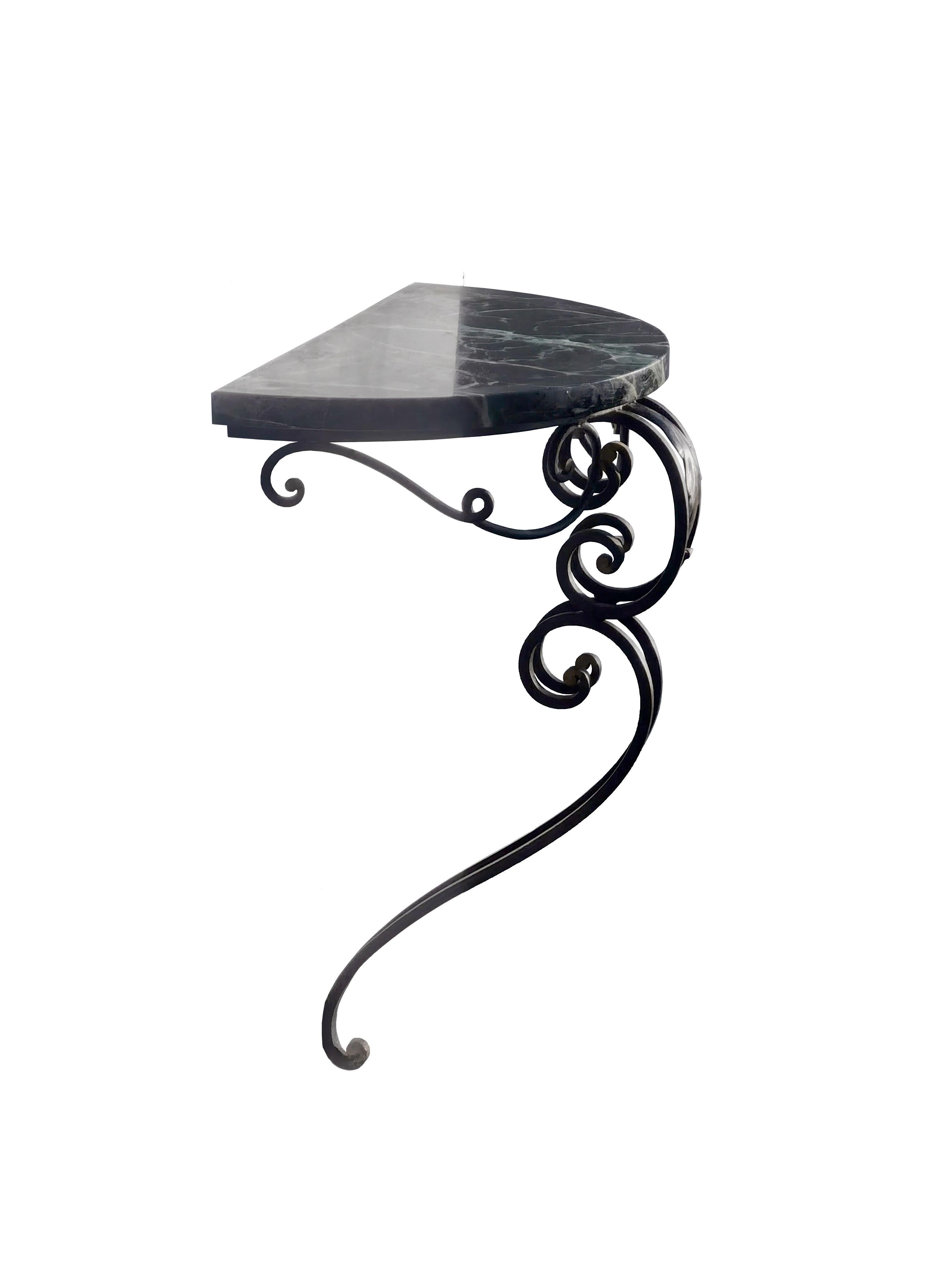 MESA CONSOLA DE PARED ART-DECO NEOCLÁSICA de hierro forjado y mármol, Francia 1930 en venta 4