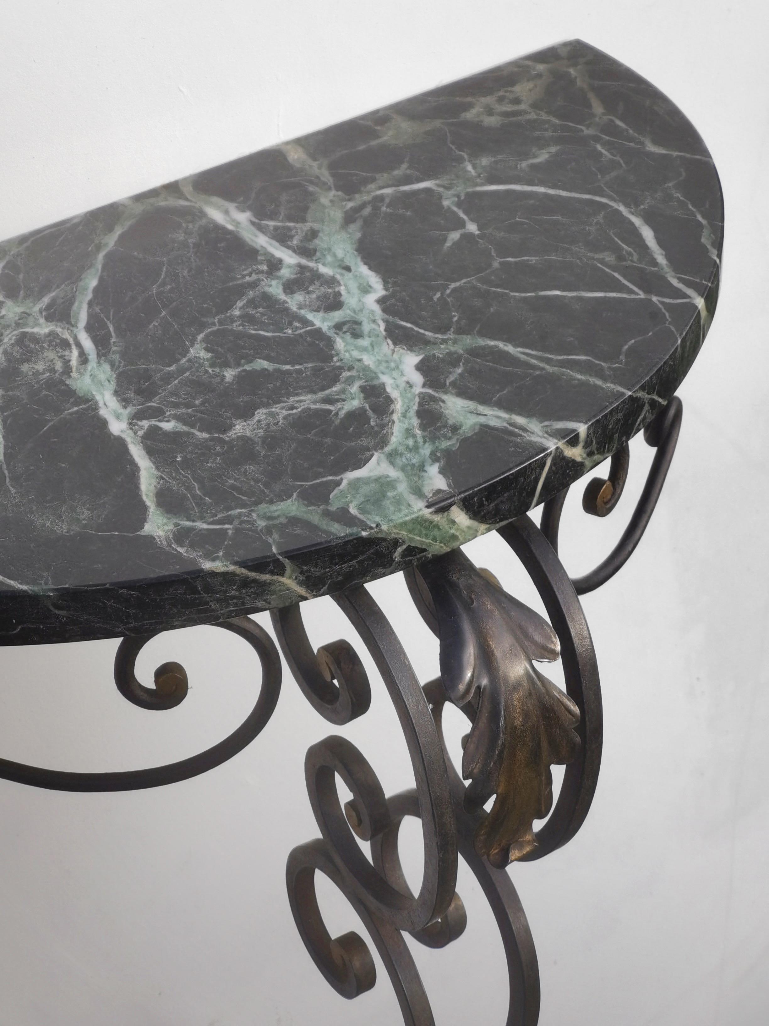 MESA CONSOLA DE PARED ART-DECO NEOCLÁSICA de hierro forjado y mármol, Francia 1930 mediados del siglo XX en venta