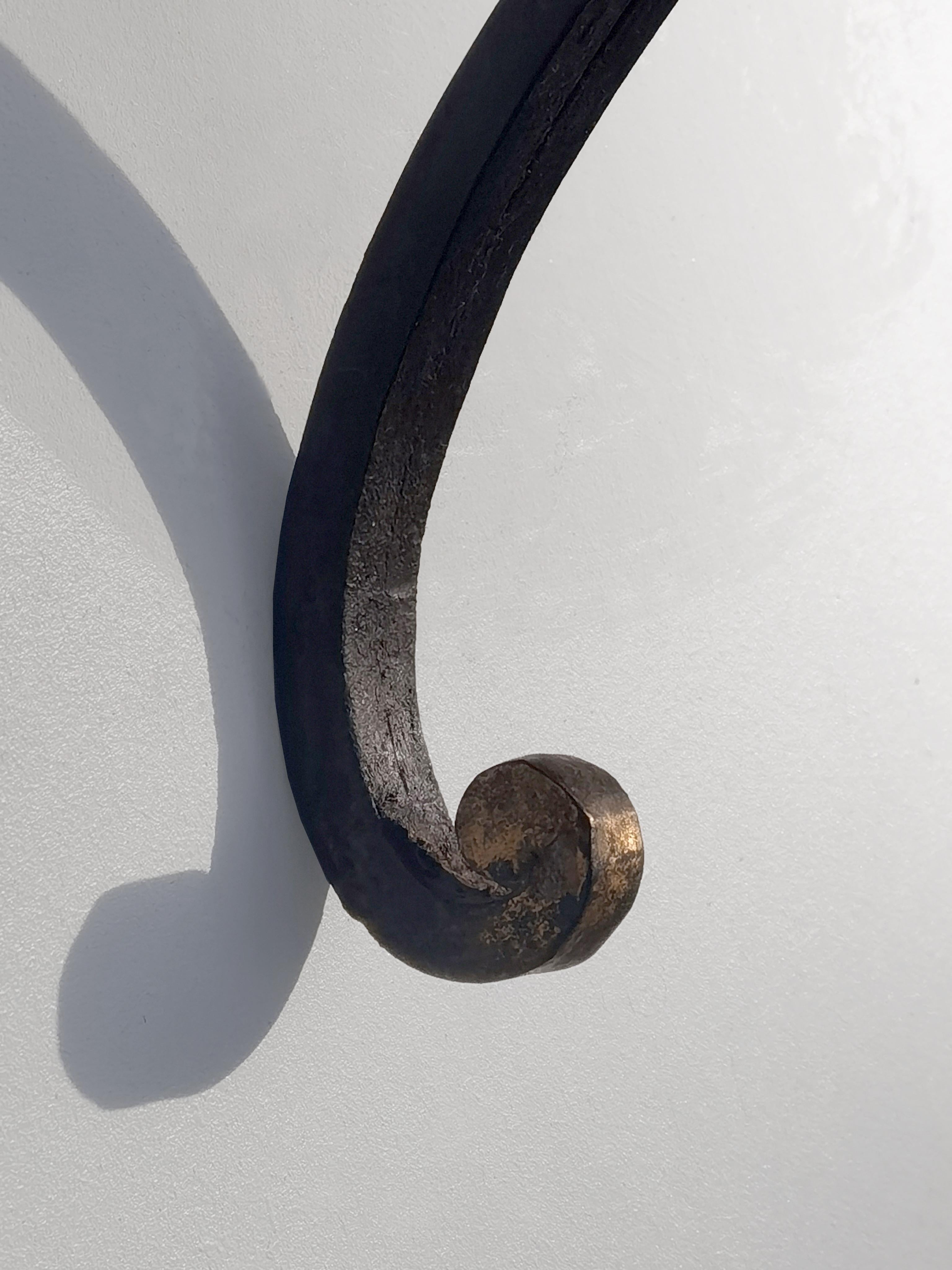 MESA CONSOLA DE PARED ART-DECO NEOCLÁSICA de hierro forjado y mármol, Francia 1930 en venta 3