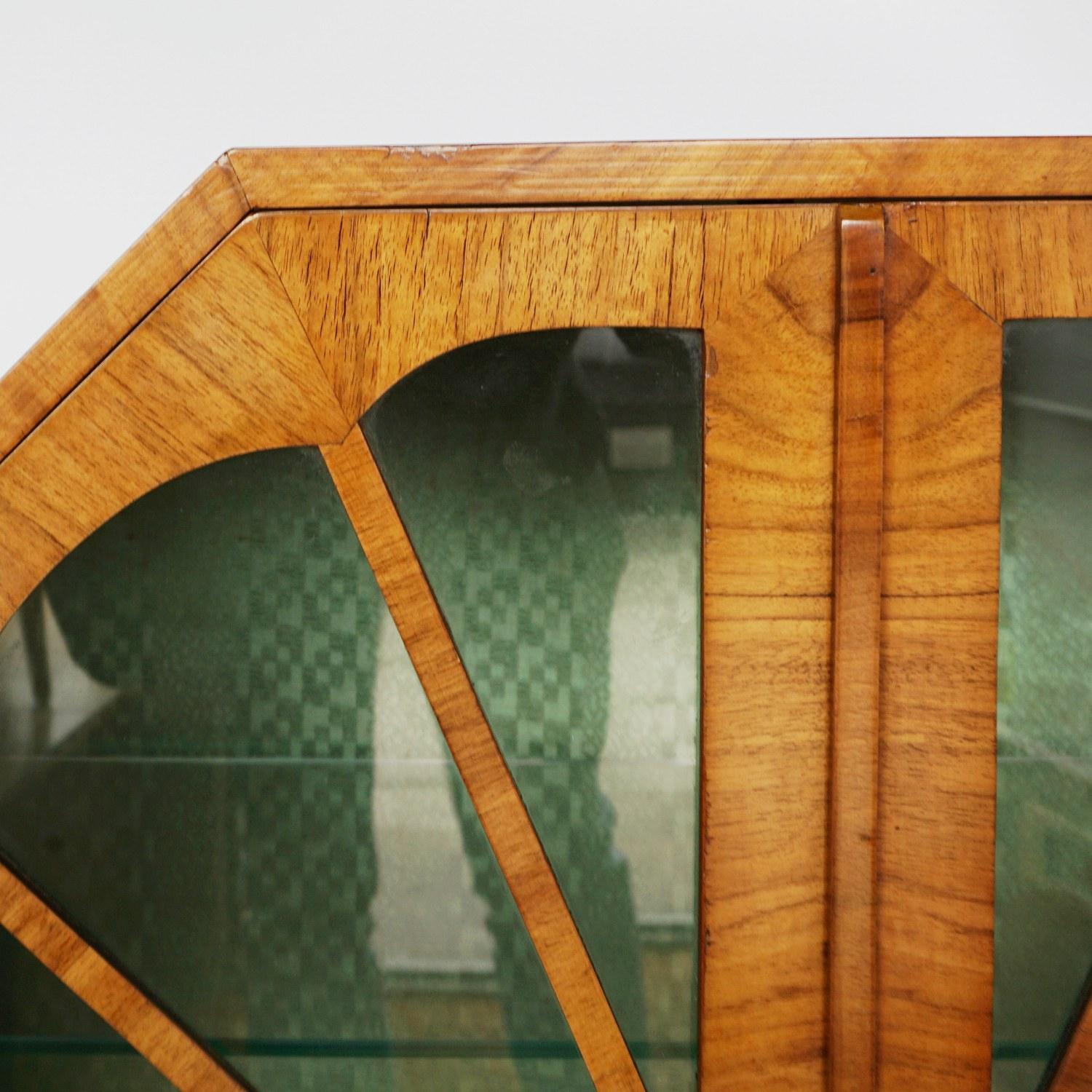 Art Deco Octagonal Display Cabinet Burr Walnut veneered. English, Circa 1935 In Good Condition In Forest Row, East Sussex