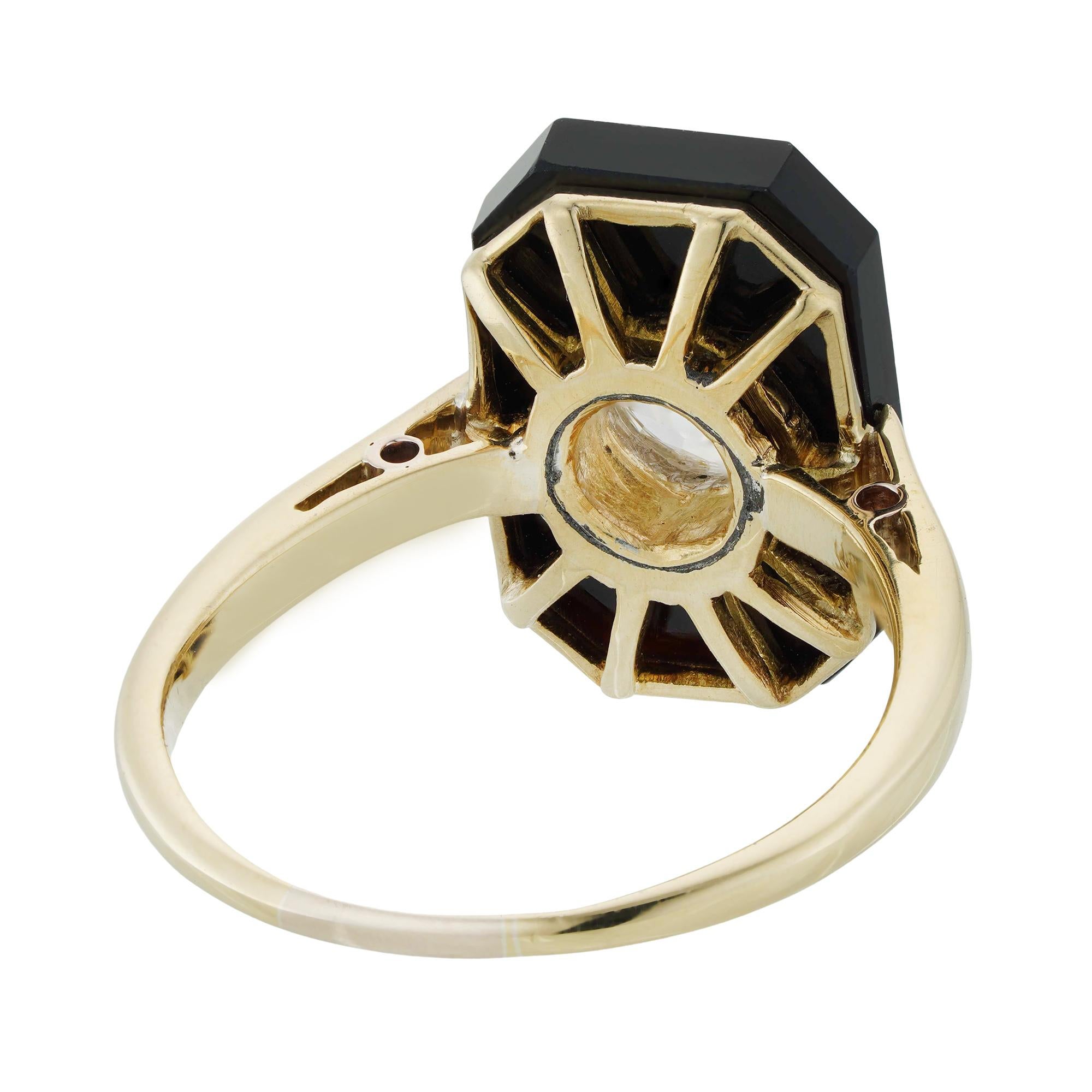 Bague Art déco en diamant et onyx, le diamant de taille européenne estimée à 0,6 carats, de couleur J-K et de pureté SI, serti d'une plaque d'onyx de taille octogonale mesurant environ 12 x 8 mm, sur une monture en or jaune avec une tige en D et des